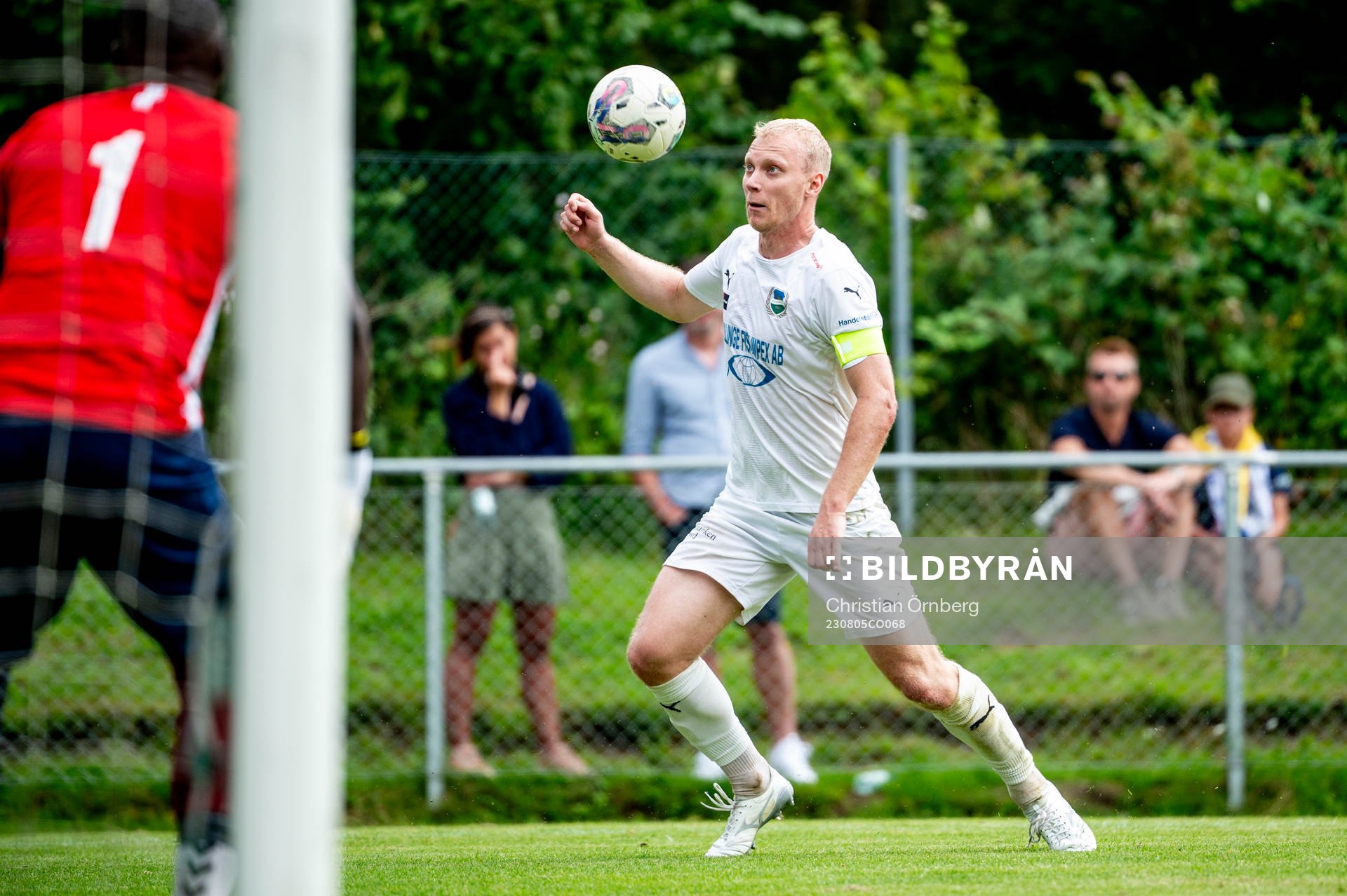 Österlens Martin Jönsson mot FBK Balkans målvakt Ronald