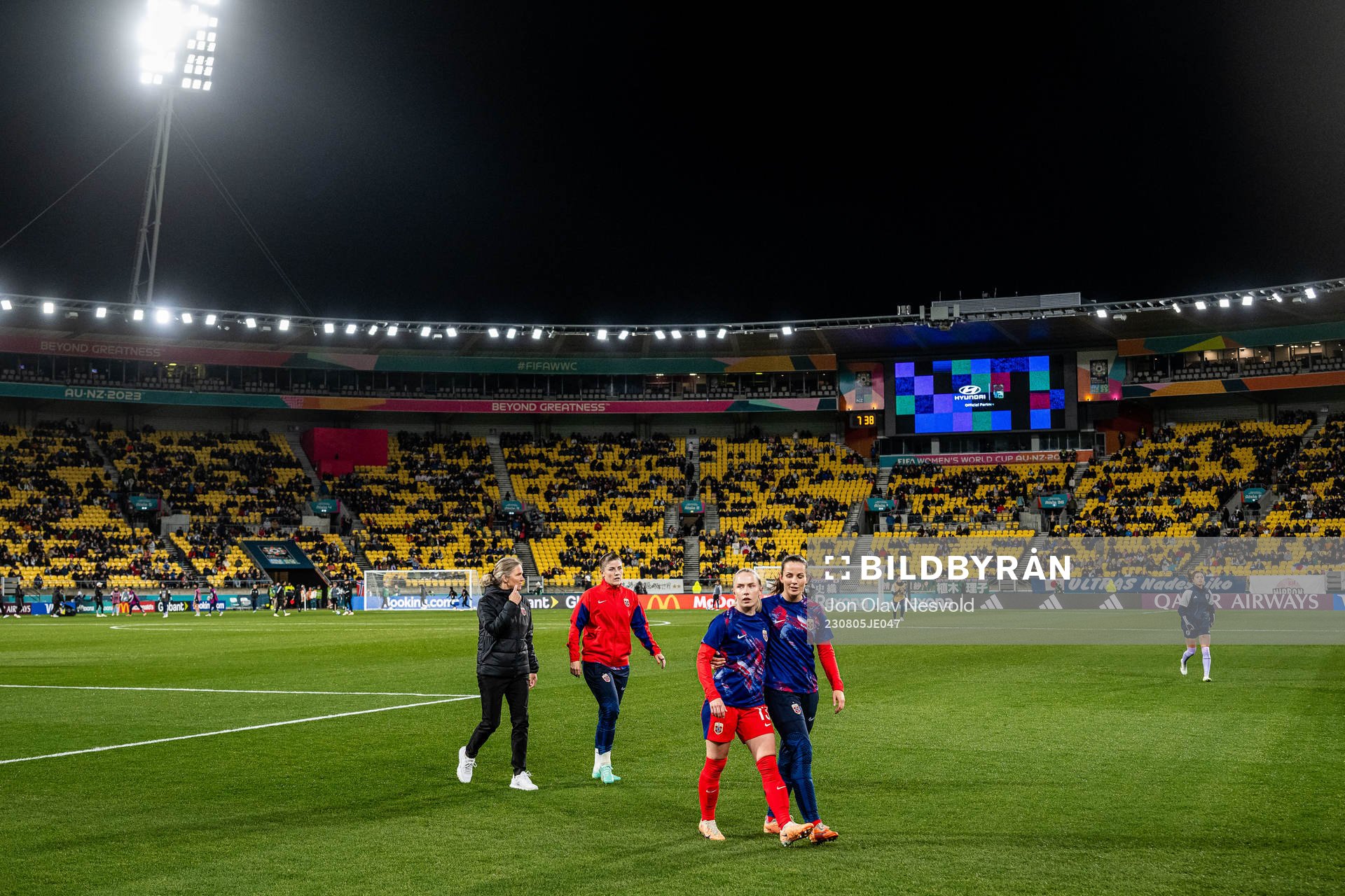 Head coach Hege Riise, Maren Mjelde, Thea Bjelde and Tuva