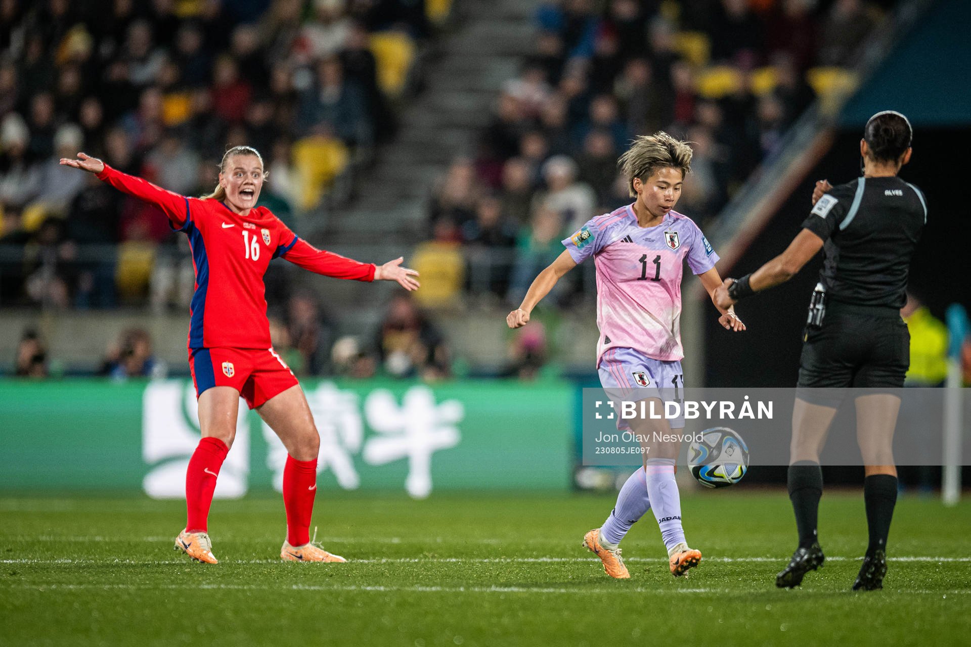 Mathilde Harviken of Norway and Mina Tanaka of Japan