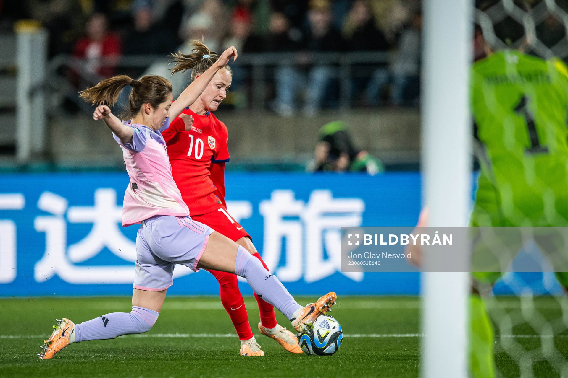 Risa Shimizu of Japan and Caroline Graham Hansen of Norway during the FIFA Women's World Cup round of 16 match between Japan and Norway on August 5, 2023 in Wellington.