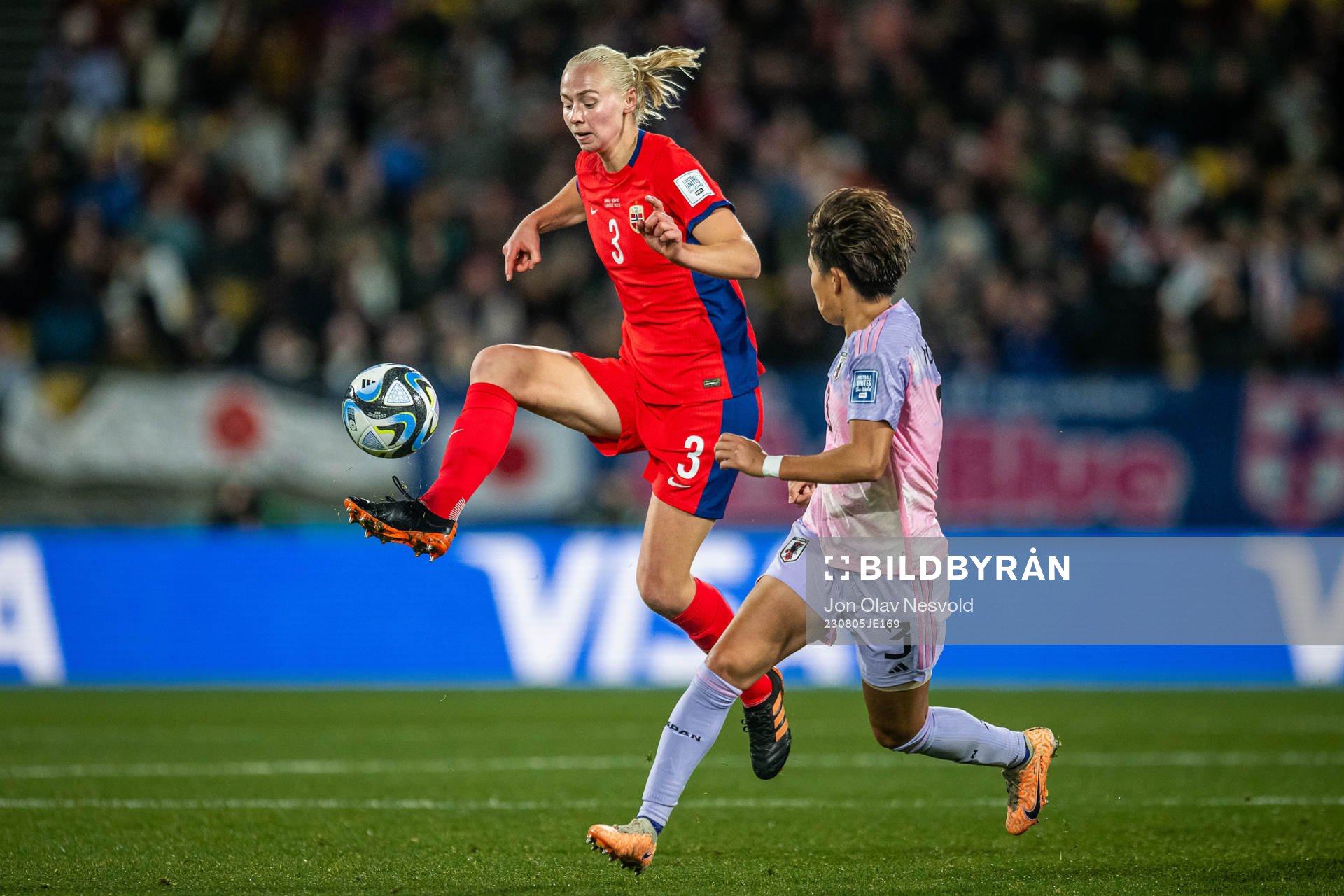 Sara Hørte of Norway and Moeka Minami of Japan