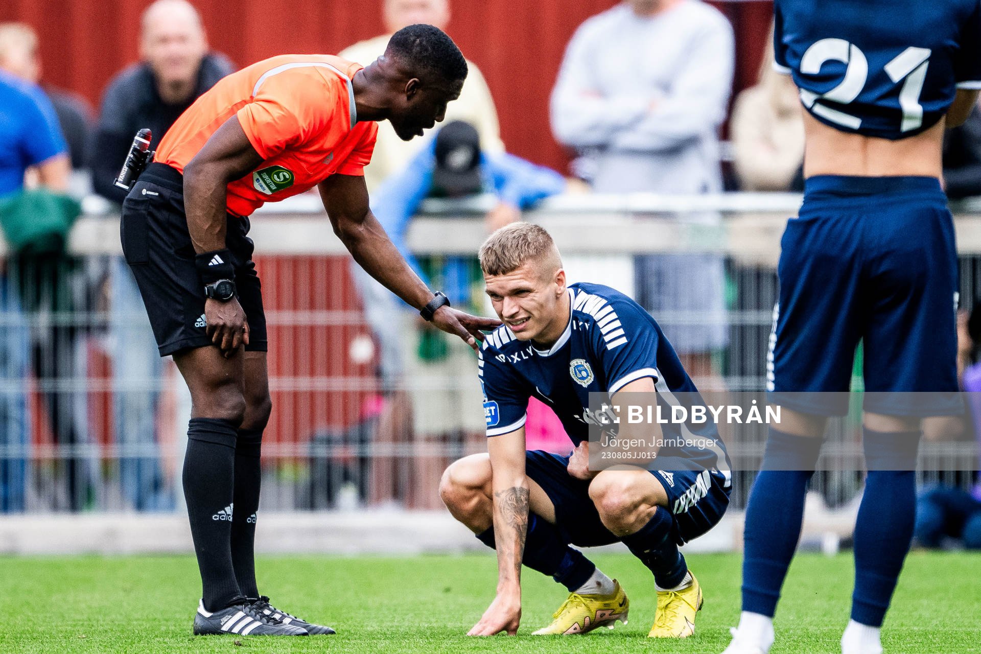 Domare Fredrik Oppong och Utsiktens Lucas Hedlund har ont