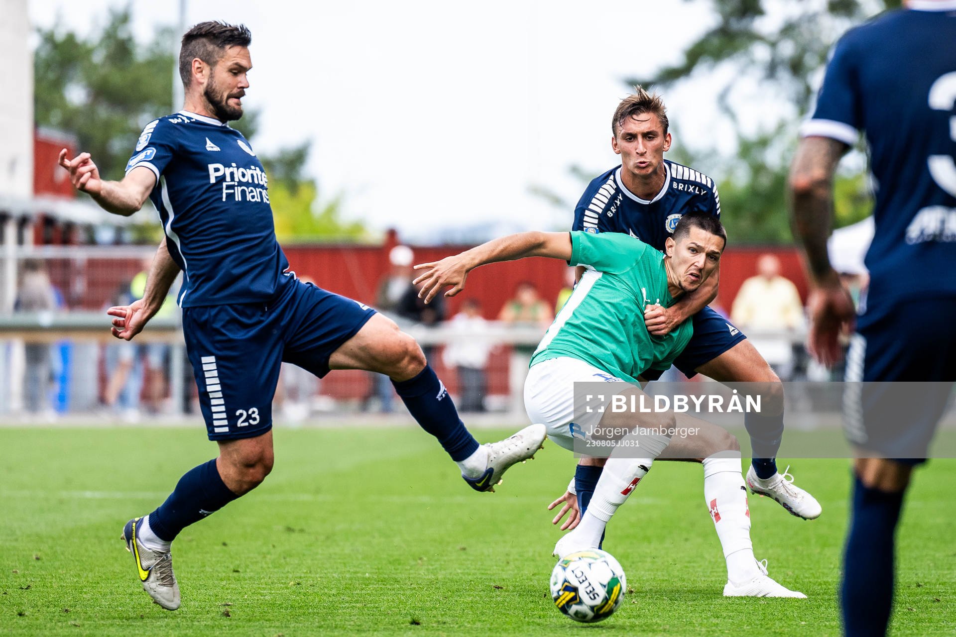 Jönköpings Södras Sadmir Zekovic mot Utsiktens Ivo Pekalski och Wilhelm Nilsson under fotbollsmatchen i Superettan mellan Jönköpings Södra och Utsikten den 5 augusti 2023 i Jönköping.