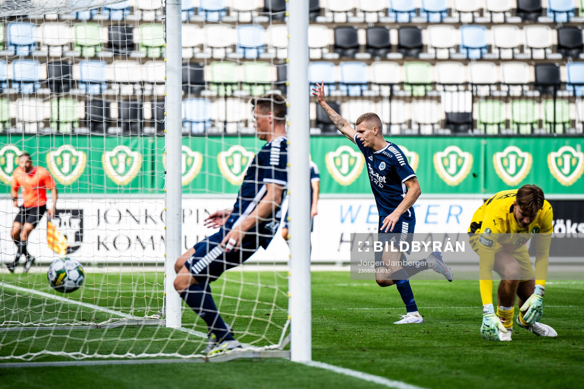 Utsiktens Lucas Hedlund jublar