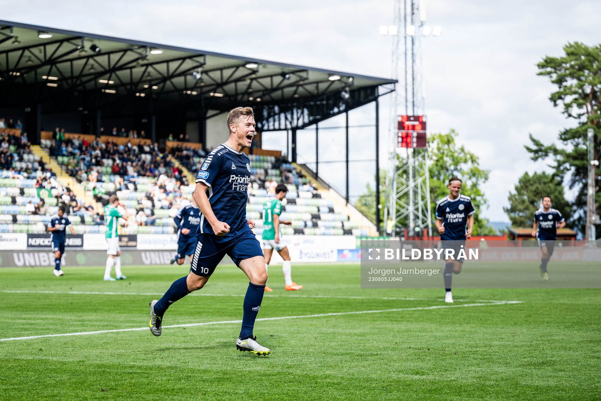Utsiktens Albin Skoglund jublar efter 0-2 under fotbollsmatchen i Superettan mellan Jönköpings Södra och Utsikten den 5 augusti 2023 i Jönköping.