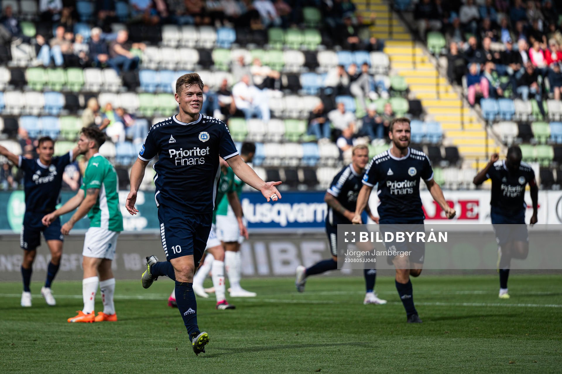 Utsiktens Albin Skoglund jublar efter 0-2 under fotbollsmatchen i Superettan mellan Jönköpings Södra och Utsikten den 5 augusti 2023 i Jönköping.