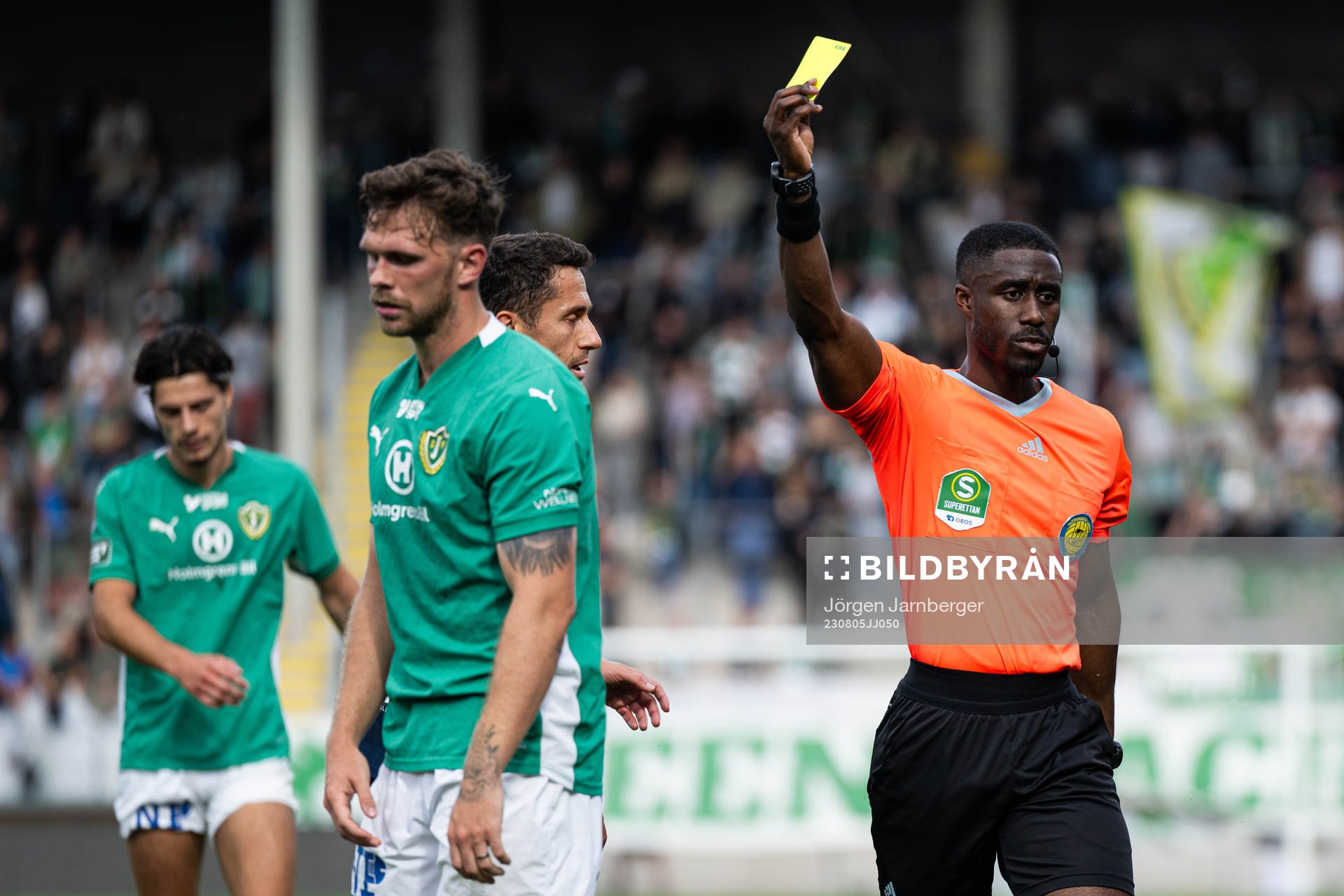 Domare Fredrik Oppong visar Jönköpings Södras Jesper