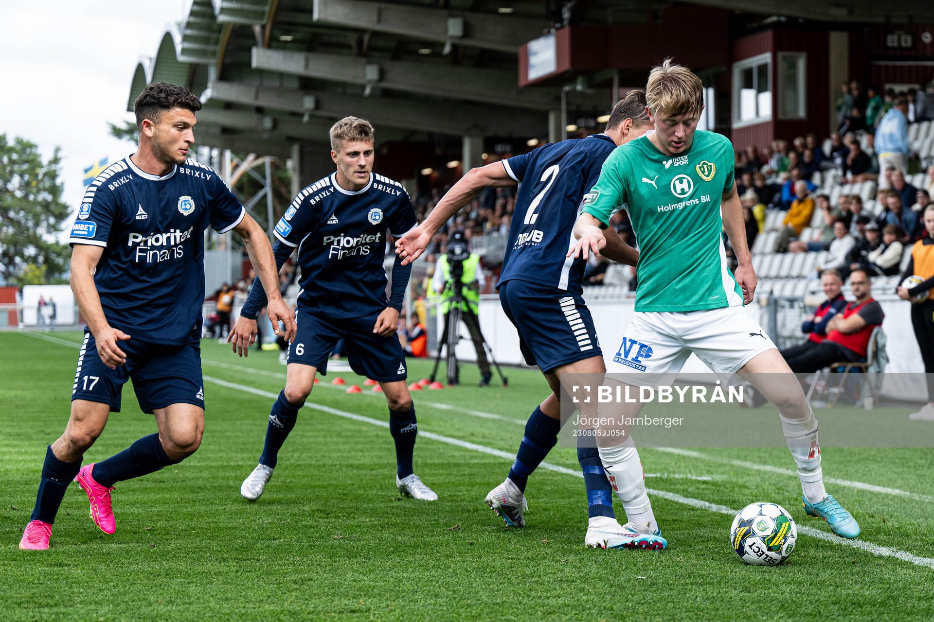 Jönköpings Södras Elias Nordström i kamp med Utsiktens Mark Gorgos, Erik Westermark och Wilhelm Nilsson under fotbollsmatchen i Superettan mellan Jönköpings Södra och Utsikten den 5 augusti 2023 i Jönköping.