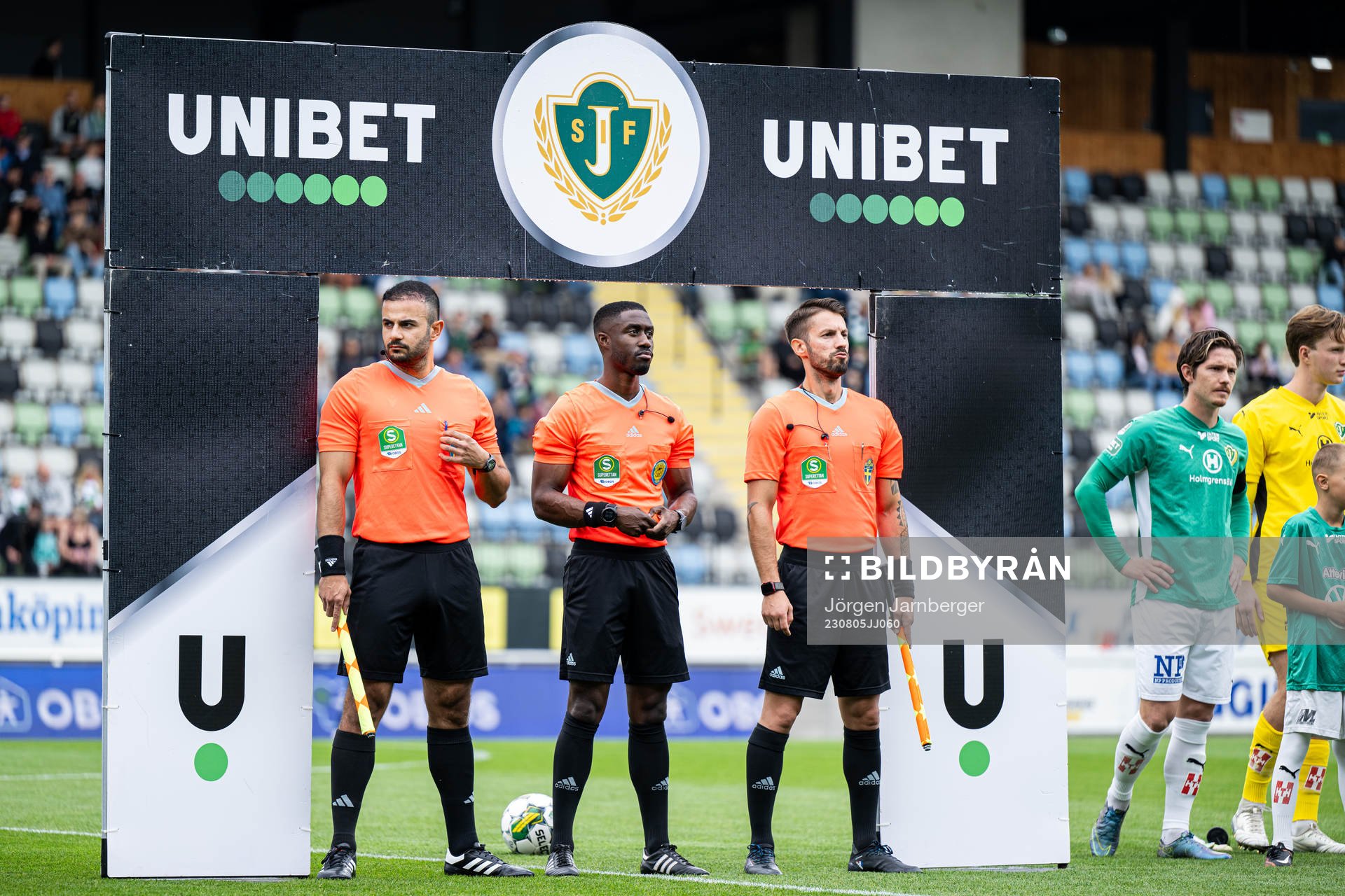 Domare Fredrik Oppong med assisterande domarna Luke Kyqyku