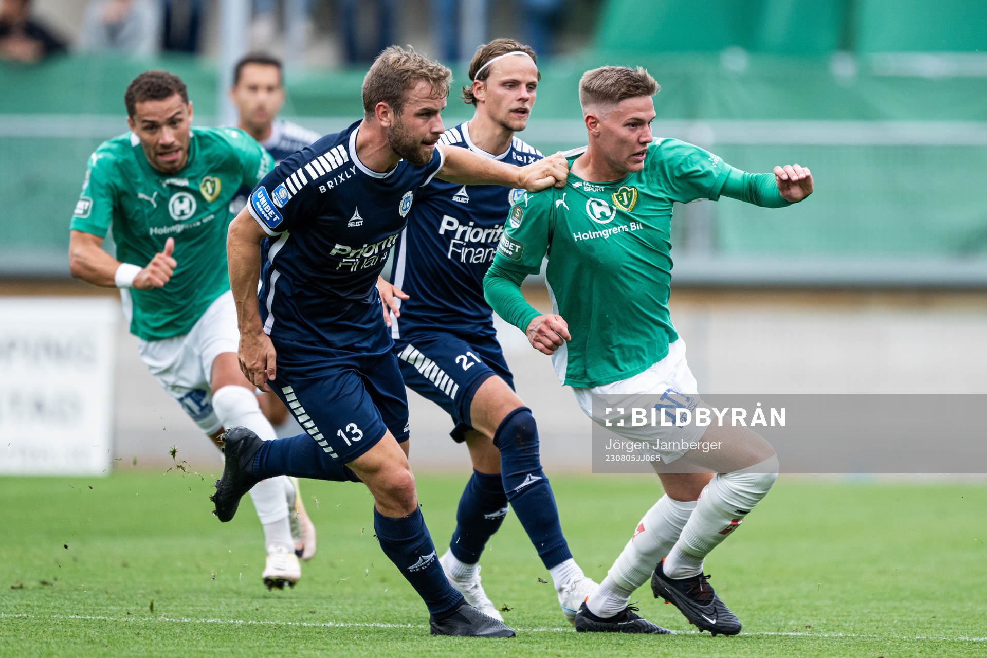 Utsiktens Erik Gunnarsson och Fredrik Martinsson i kamp med Jönköpings Södras Taylor Silverholt under fotbollsmatchen i Superettan mellan Jönköpings Södra och Utsikten den 5 augusti 2023 i Jönköping.