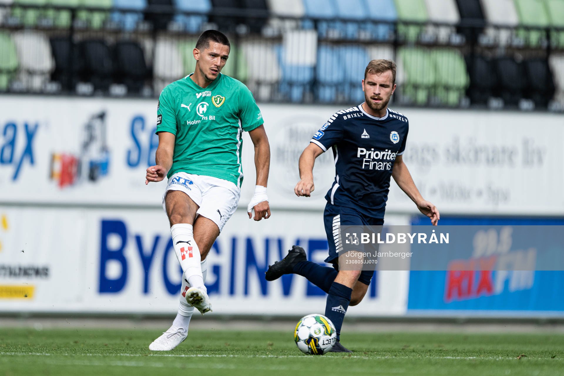 Jönköpings Södras Sadmir Zekovic och Utsiktens Erik Gunnarsson under fotbollsmatchen i Superettan mellan Jönköpings Södra och Utsikten den 5 augusti 2023 i Jönköping.