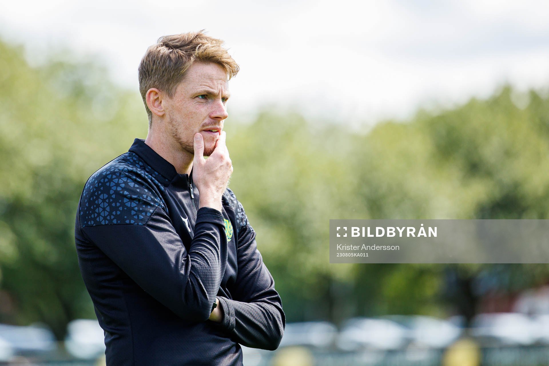 BK Olympics tränare William Strömberg under fotbollsmatchen i Ettan södra mellan Tvååker och BK Olympic den 5 augusti 2023 i Tvååker. 