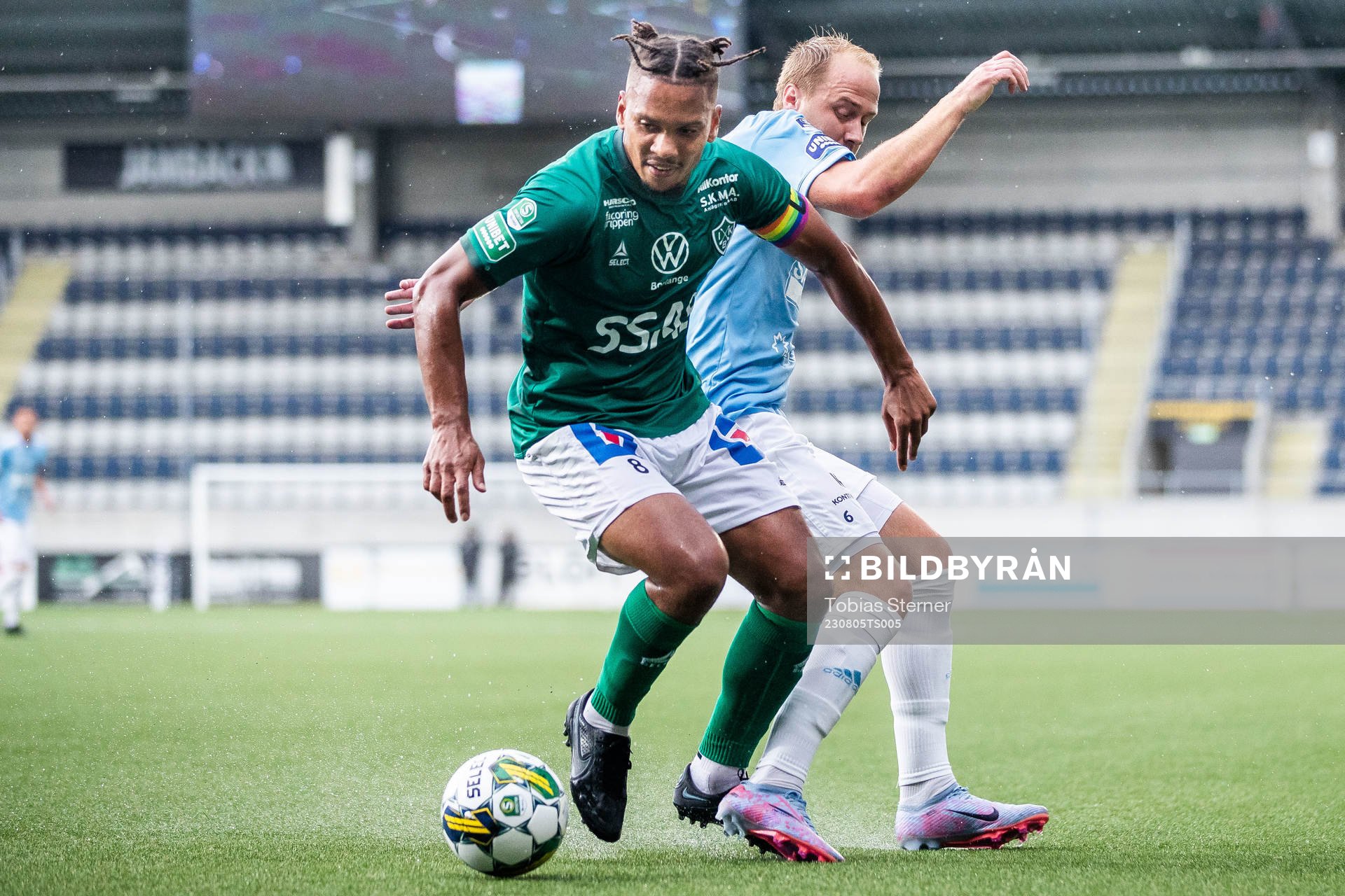 Brages Seth Hellberg och Gefles Oscar Lundin under fotbollsmatchen i Superettan mellan Gefle och Brage den 5 augusti 2023 i Gävle. 