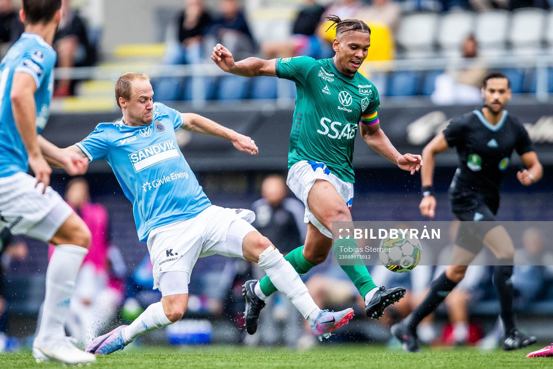 Gefles Oscar Lundin och Brages Seth Hellberg under fotbollsmatchen i Superettan mellan Gefle och Brage den 5 augusti 2023 i Gävle. 