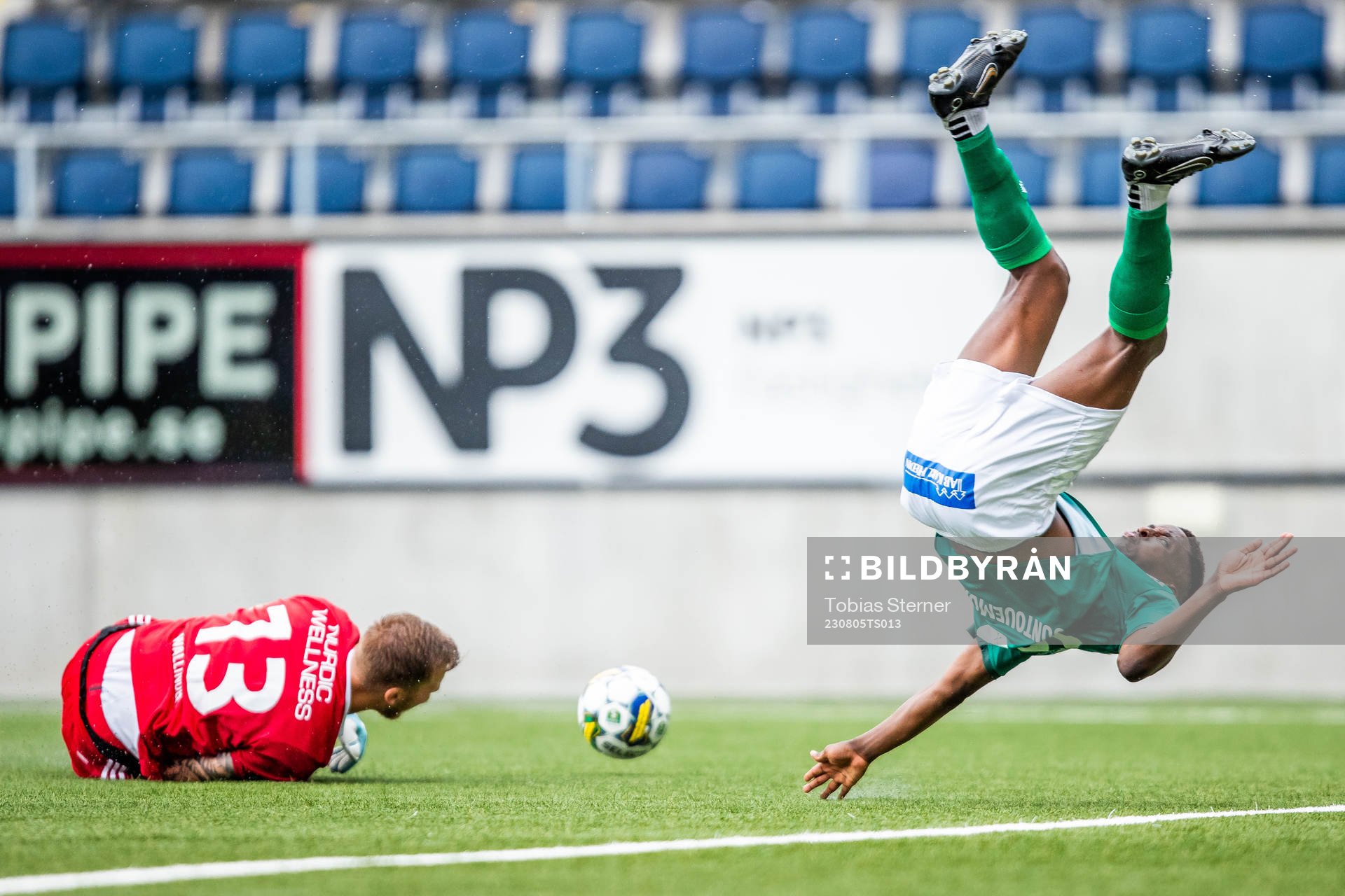 Gefles målvakt Robin Wallinder och Brages Samouil