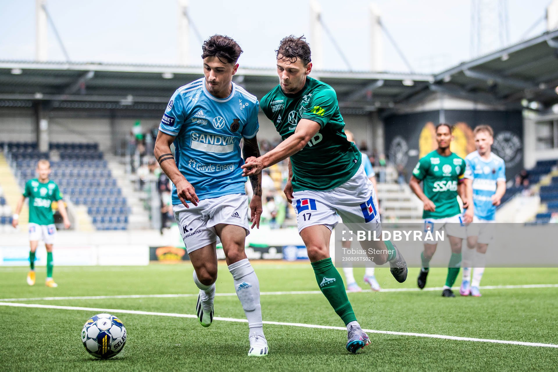 Gefles Antonio Yakoub och Brages Pontus Jonsson under fotbollsmatchen i Superettan mellan Gefle och Brage den 5 augusti 2023 i Gävle. 