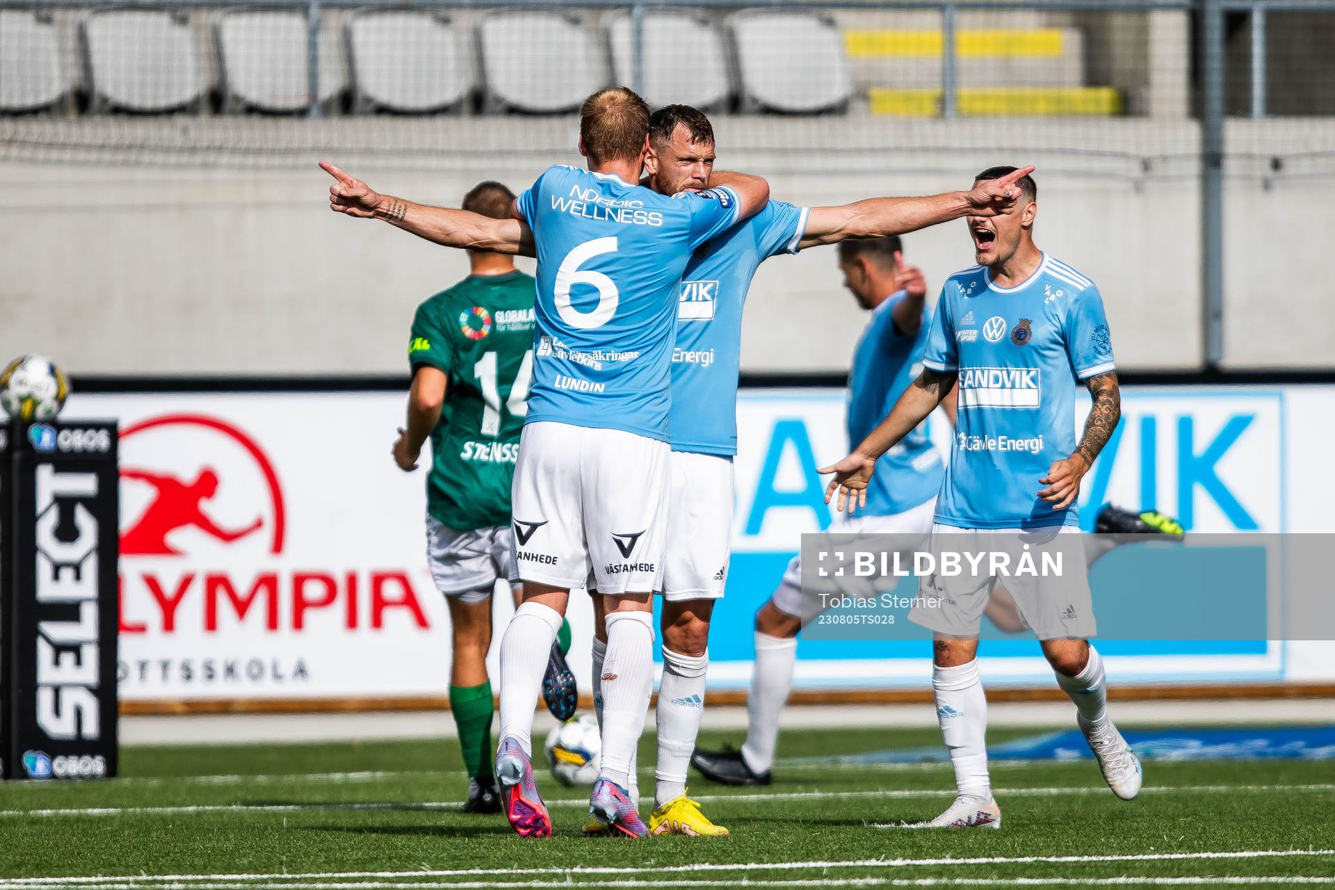 Gefles Leo Englund jublar med lagkamrater