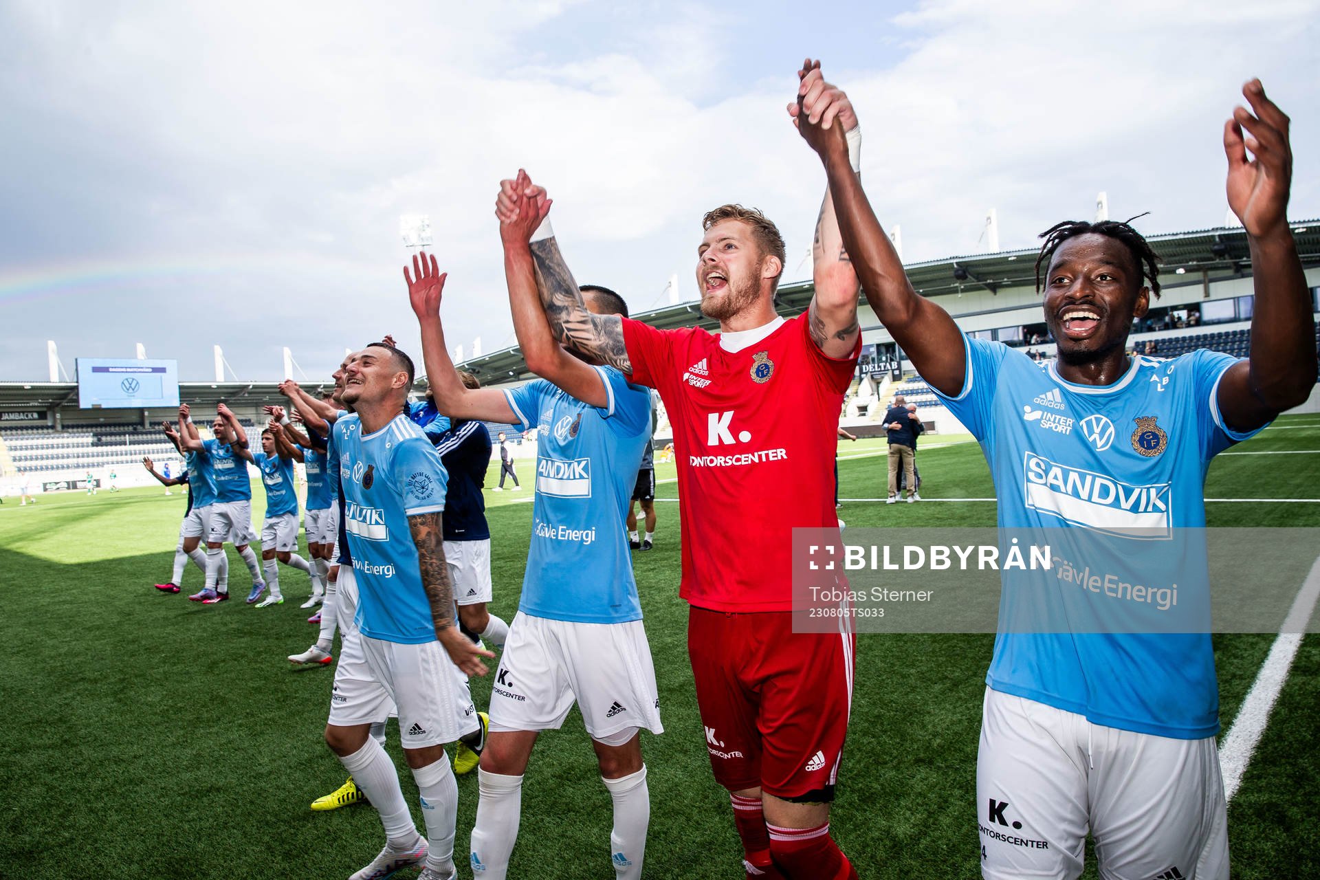 Gefles målvakt Robin Wallinder jublar med lagkamrater efter fotbollsmatchen i Superettan mellan Gefle och Brage den 5 augusti 2023 i Gävle. 