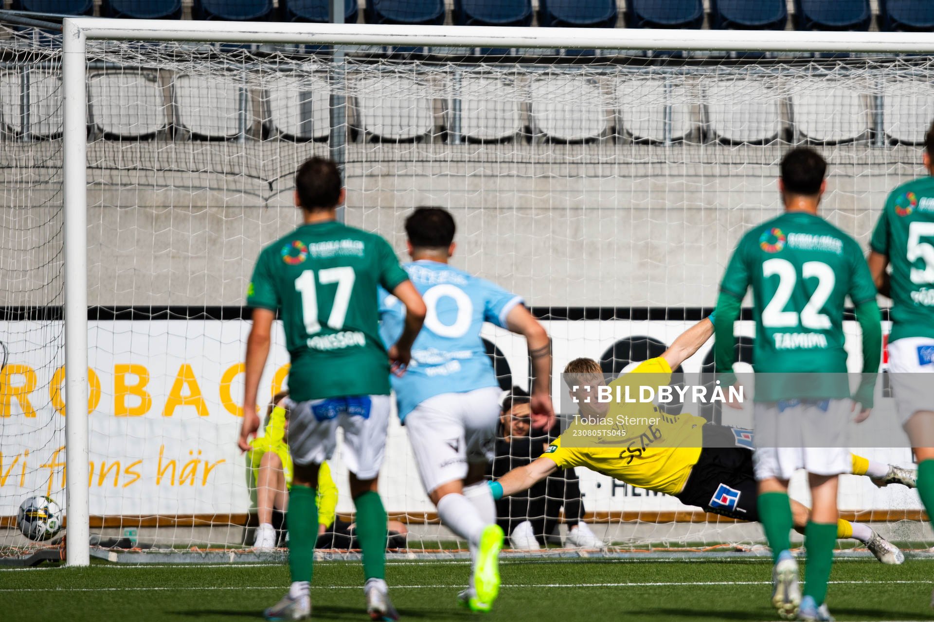 Brages målvakt Viktor Frodig släpper in 2-0 av Gefles Leo