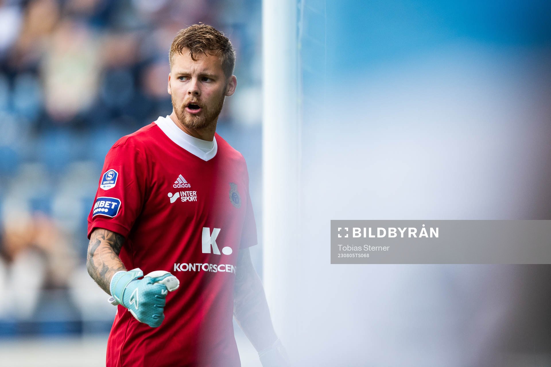 Gefles målvakt Robin Wallinder jublar