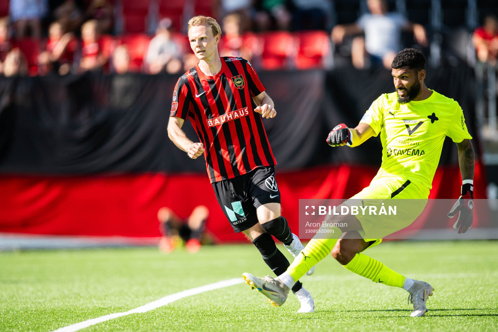 Brommapojkarnas Tim Waker och Värnamos målvakt Jonathan
