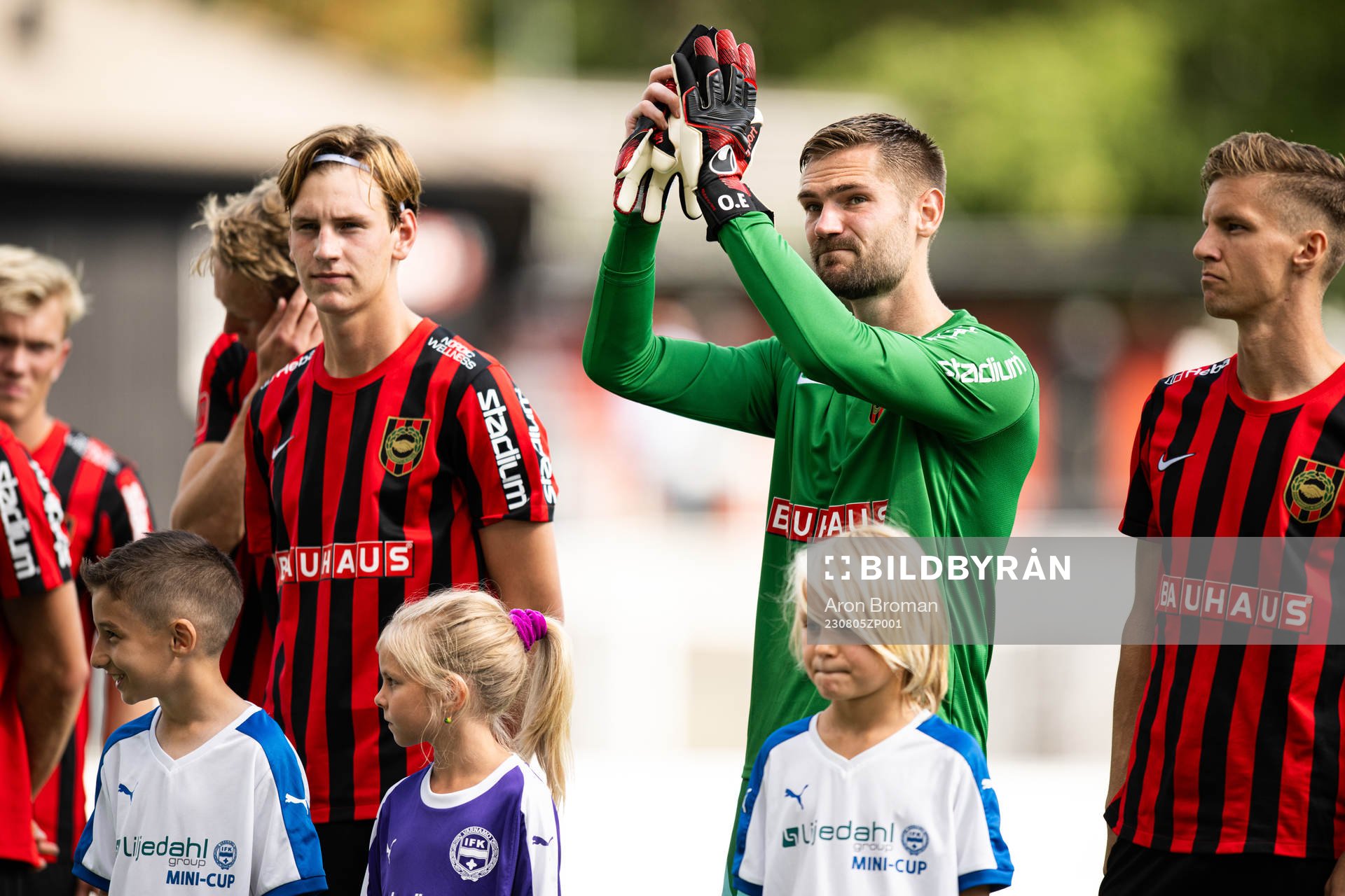 Brommapojkarnas Fredrik Nissen, målvakt Lucas Hägg