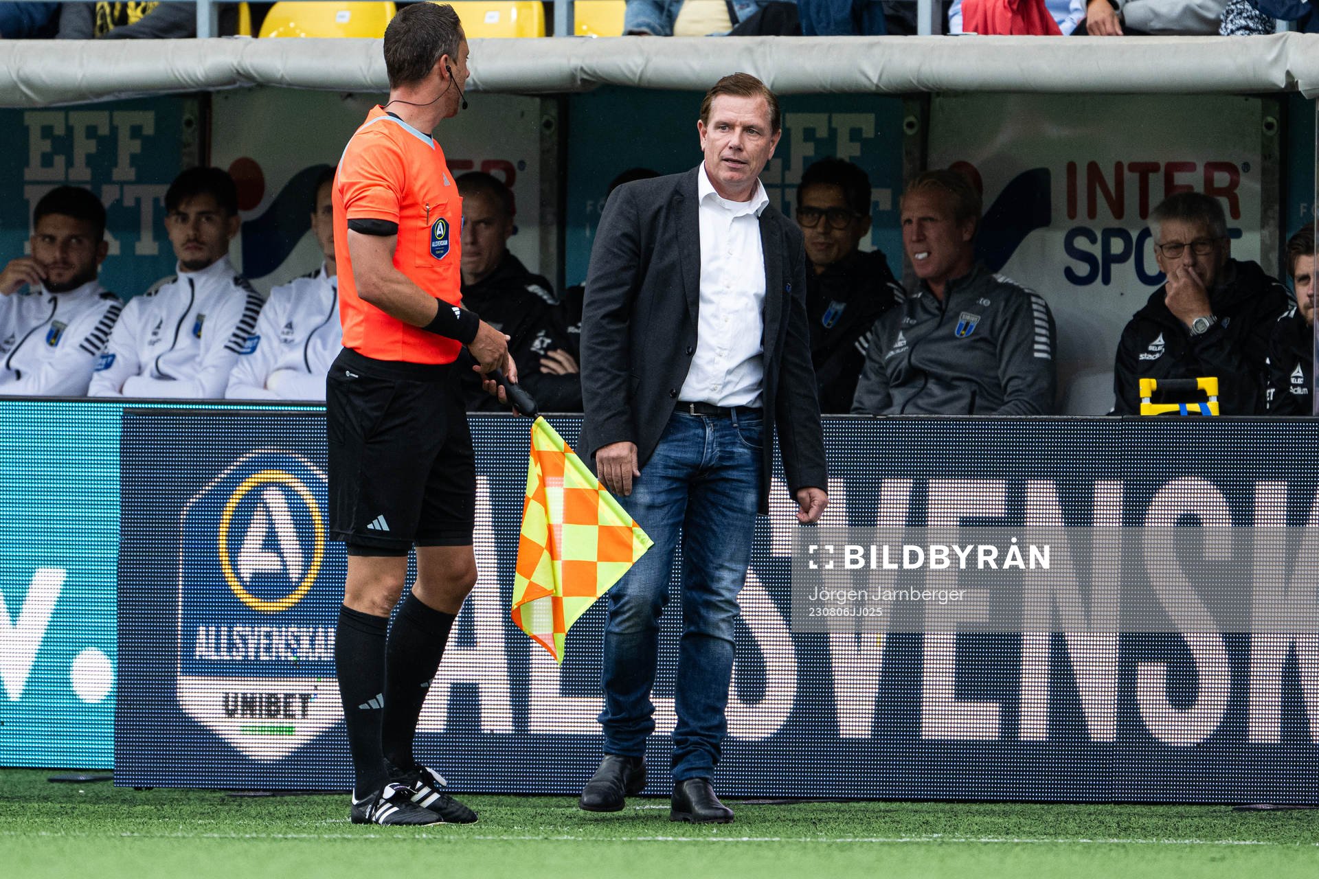 Sirius tränare Christer Mattiasson diskuterar med