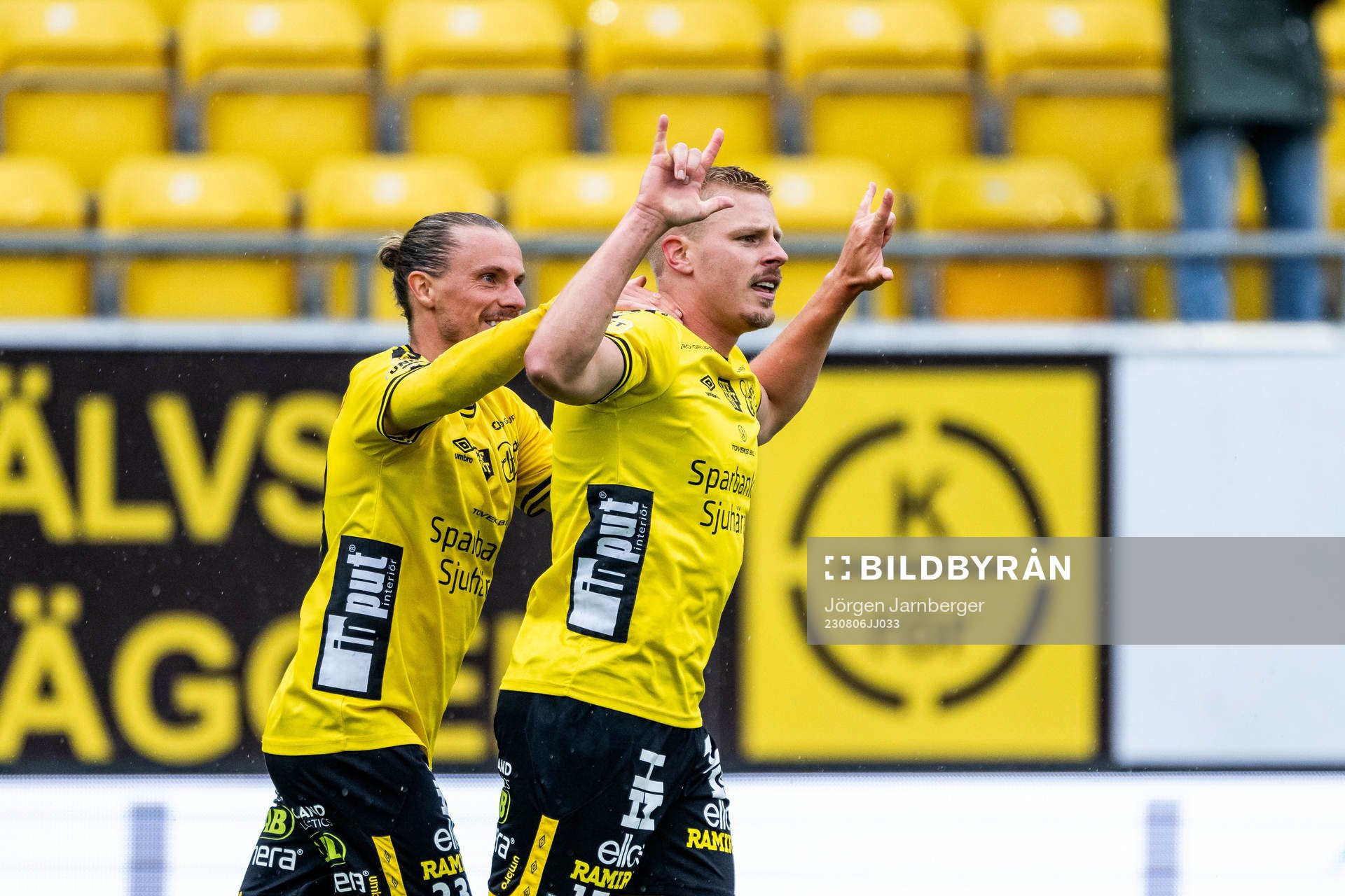 Elfsborgs Per Frick jublar med Niklas Hult