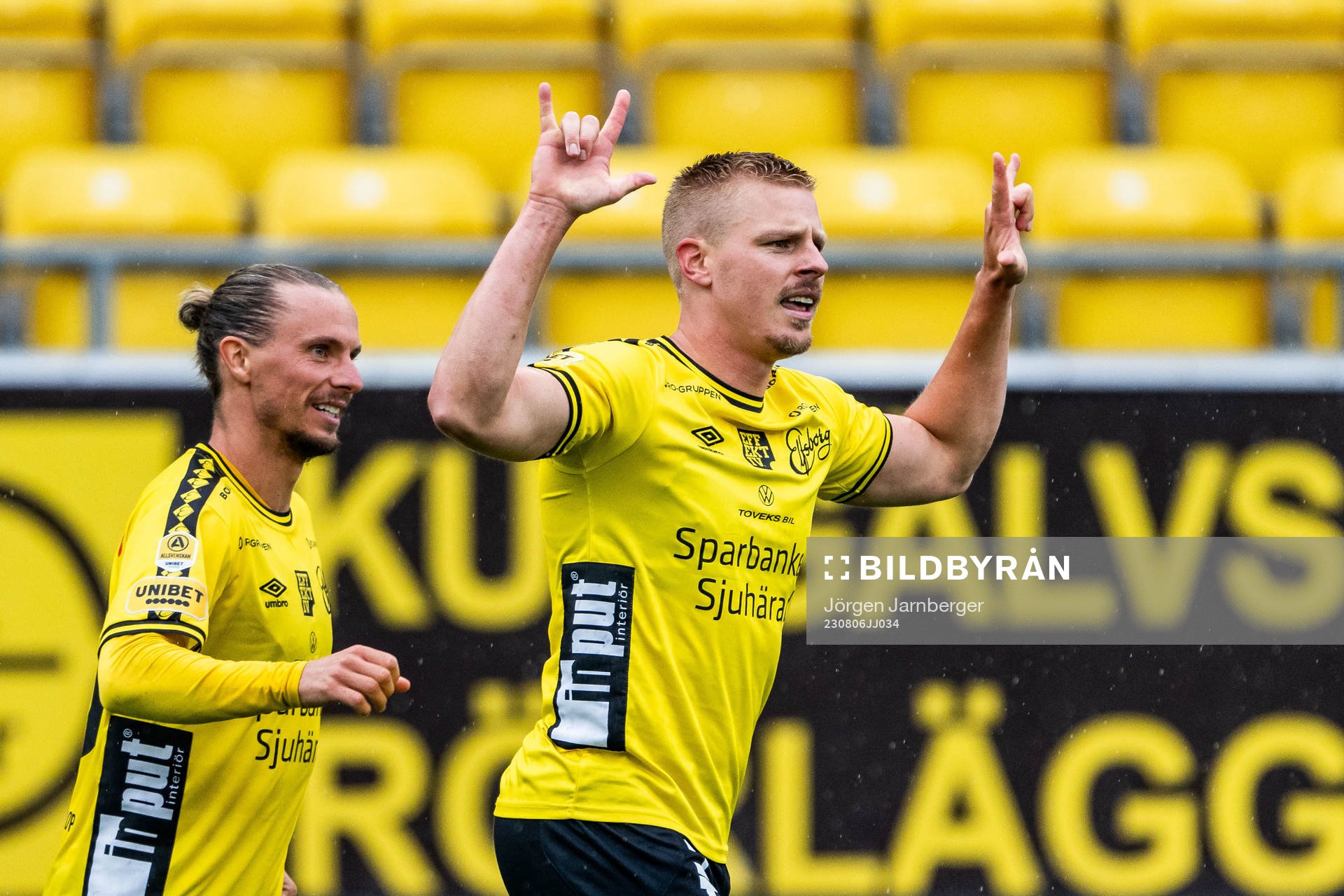 Elfsborgs Per Frick jublar med Niklas Hult