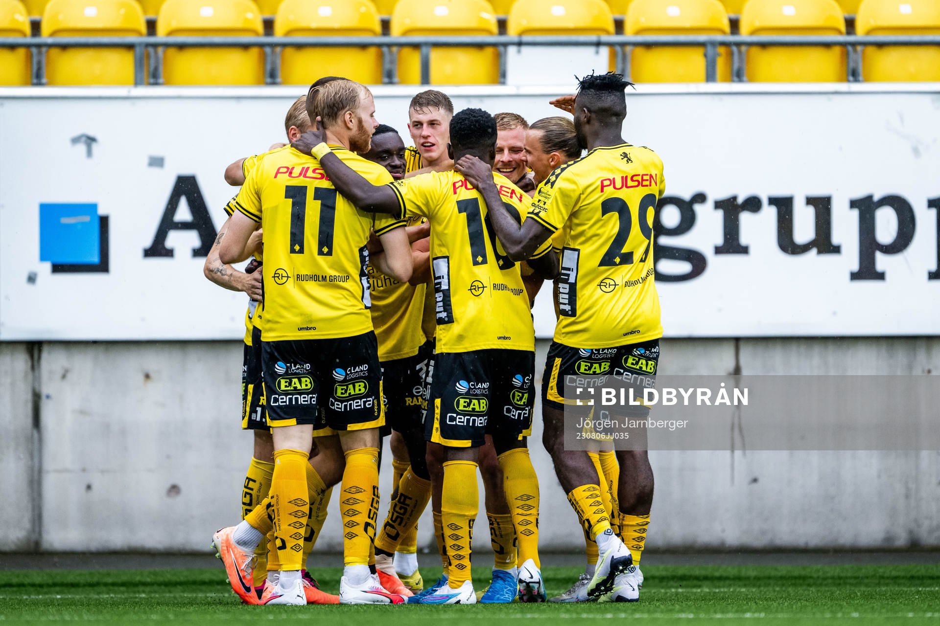 Elfsborgs Per Frick jublar med lagkamrater