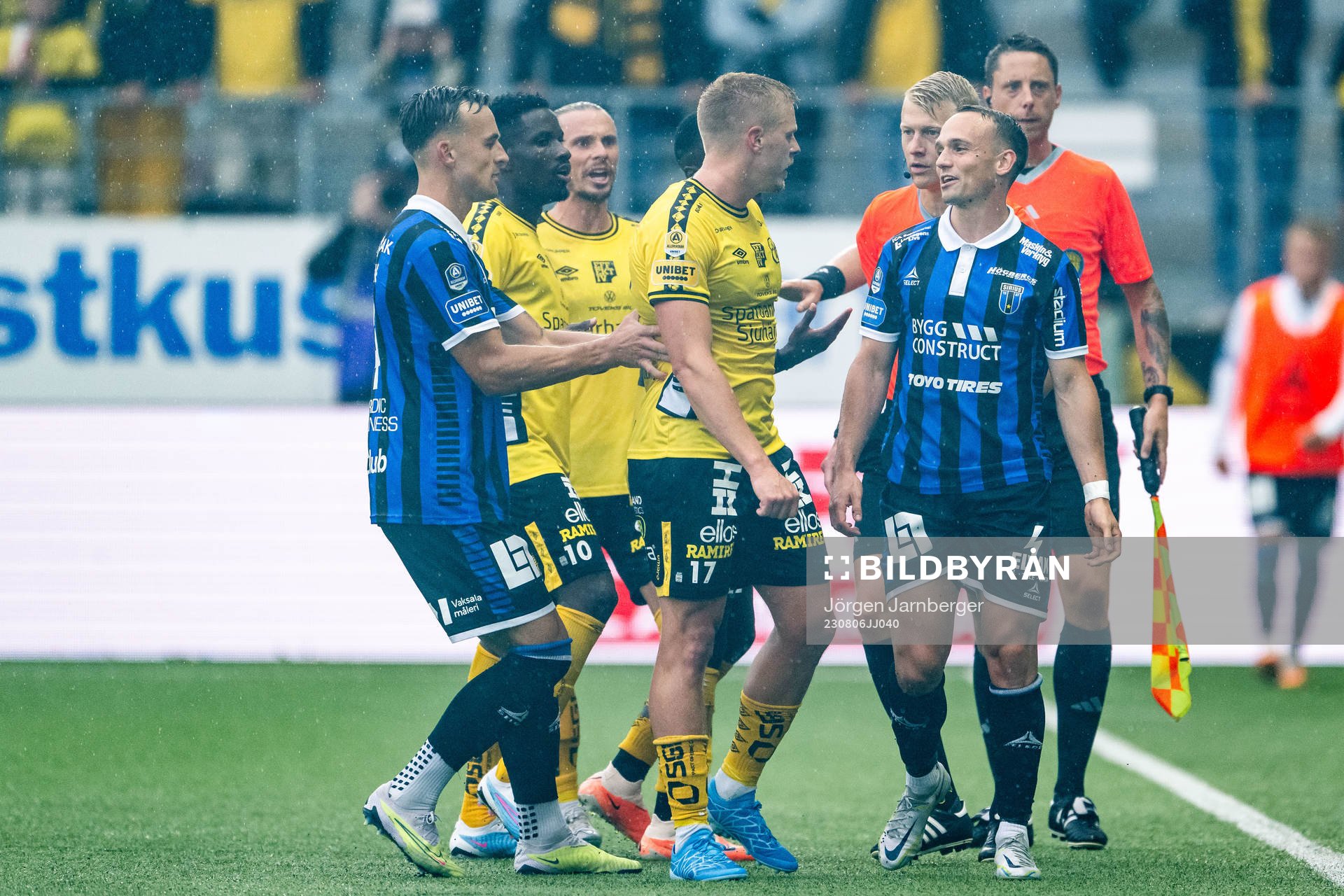 Elfsborgs Per Frick och Sirius Aron Bjarnason i diskussion