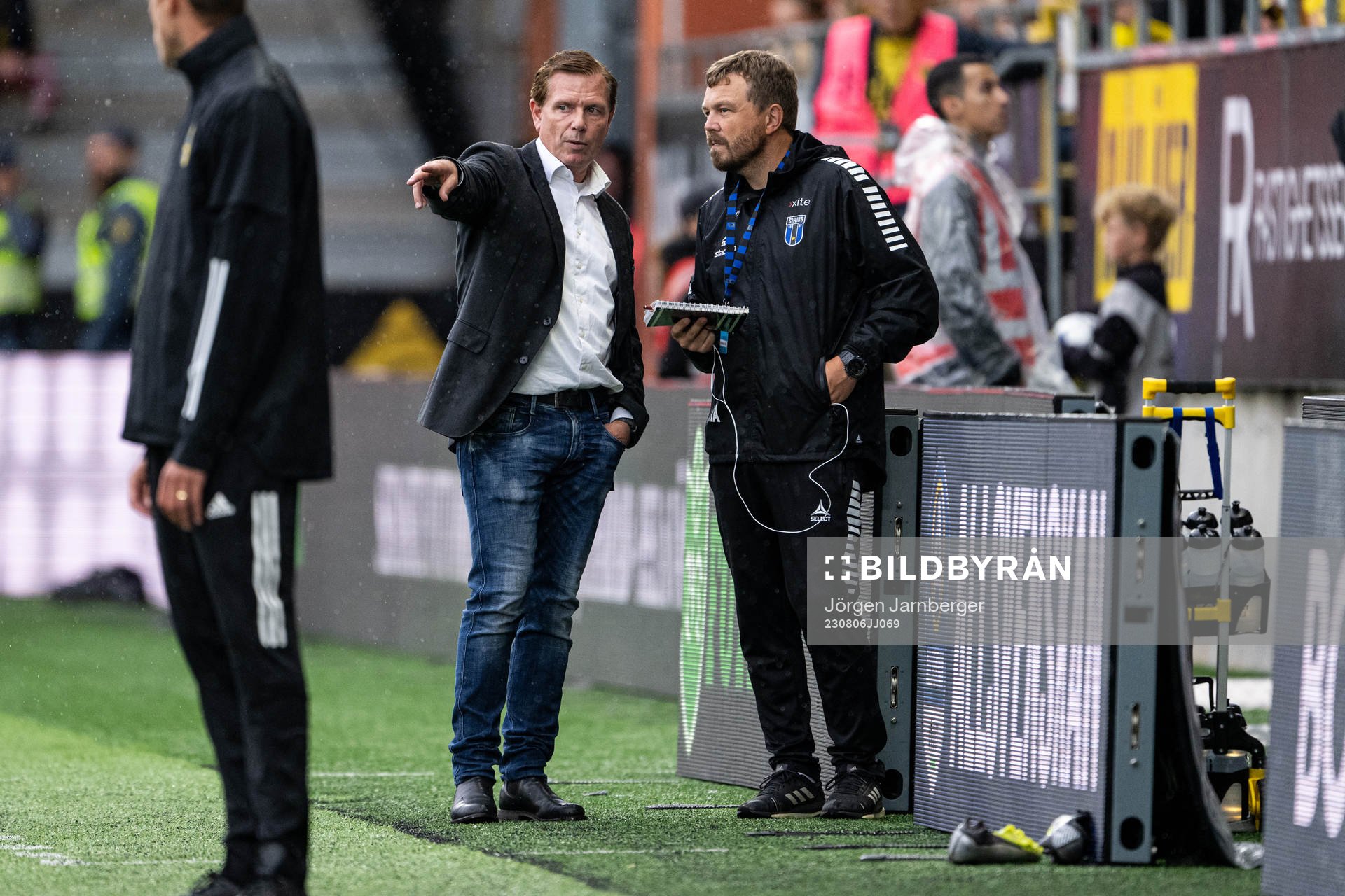 Sirius tränare Christer Mattiasson diskuterar med