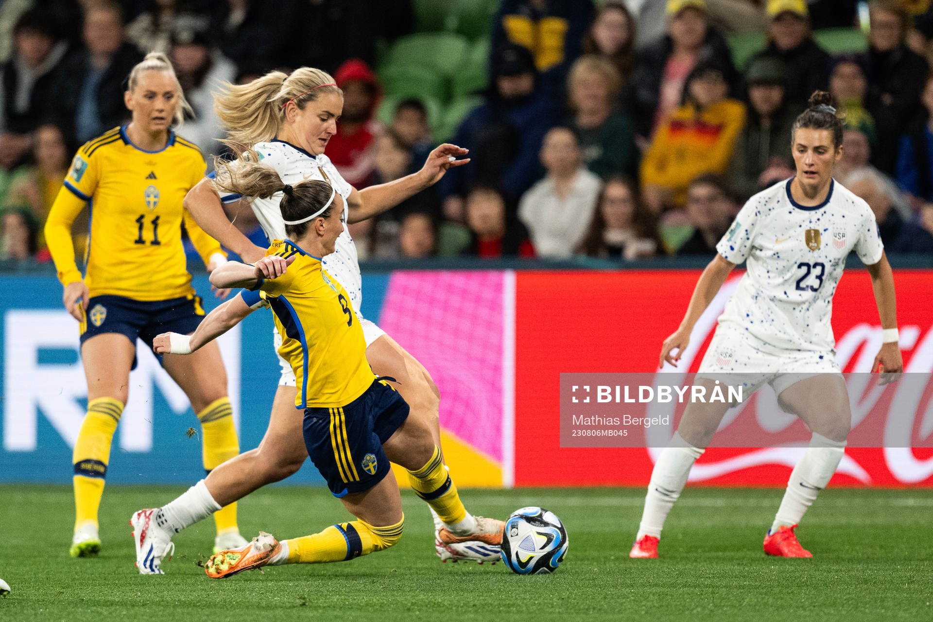 Kosovare Asllani of Sweden and Lindsey Horan of USA