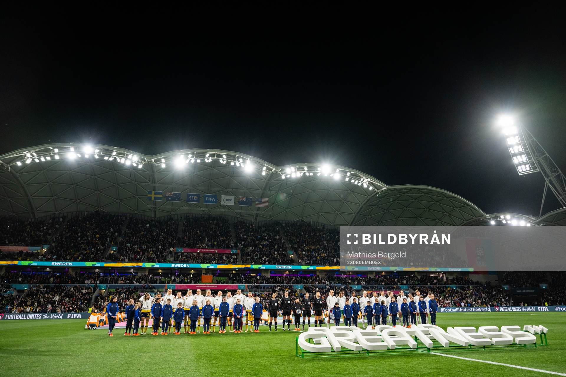 Players of Sweden and USA