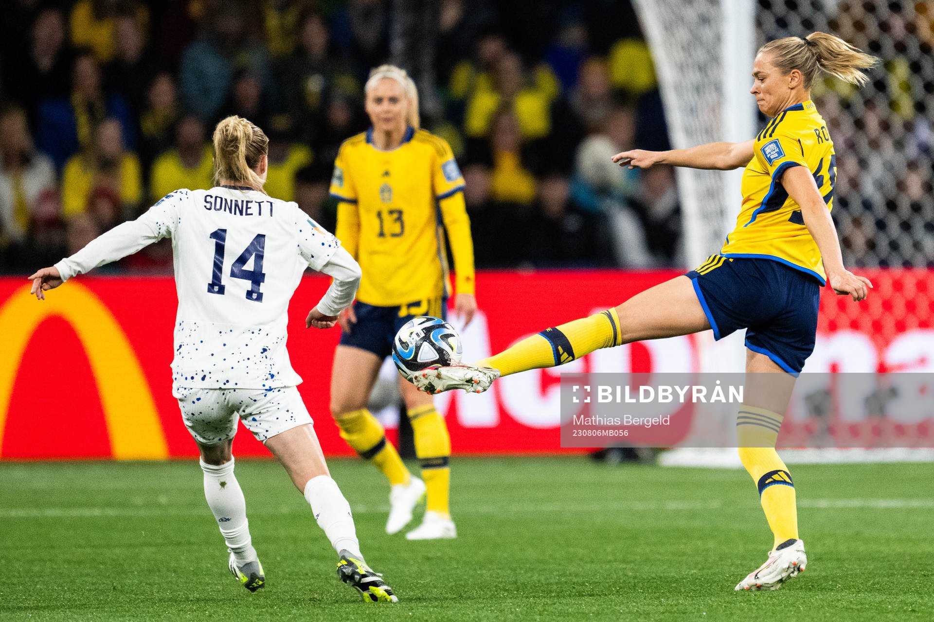 Emily Sonnett of USA and Fridolina Rolfö of Sweden