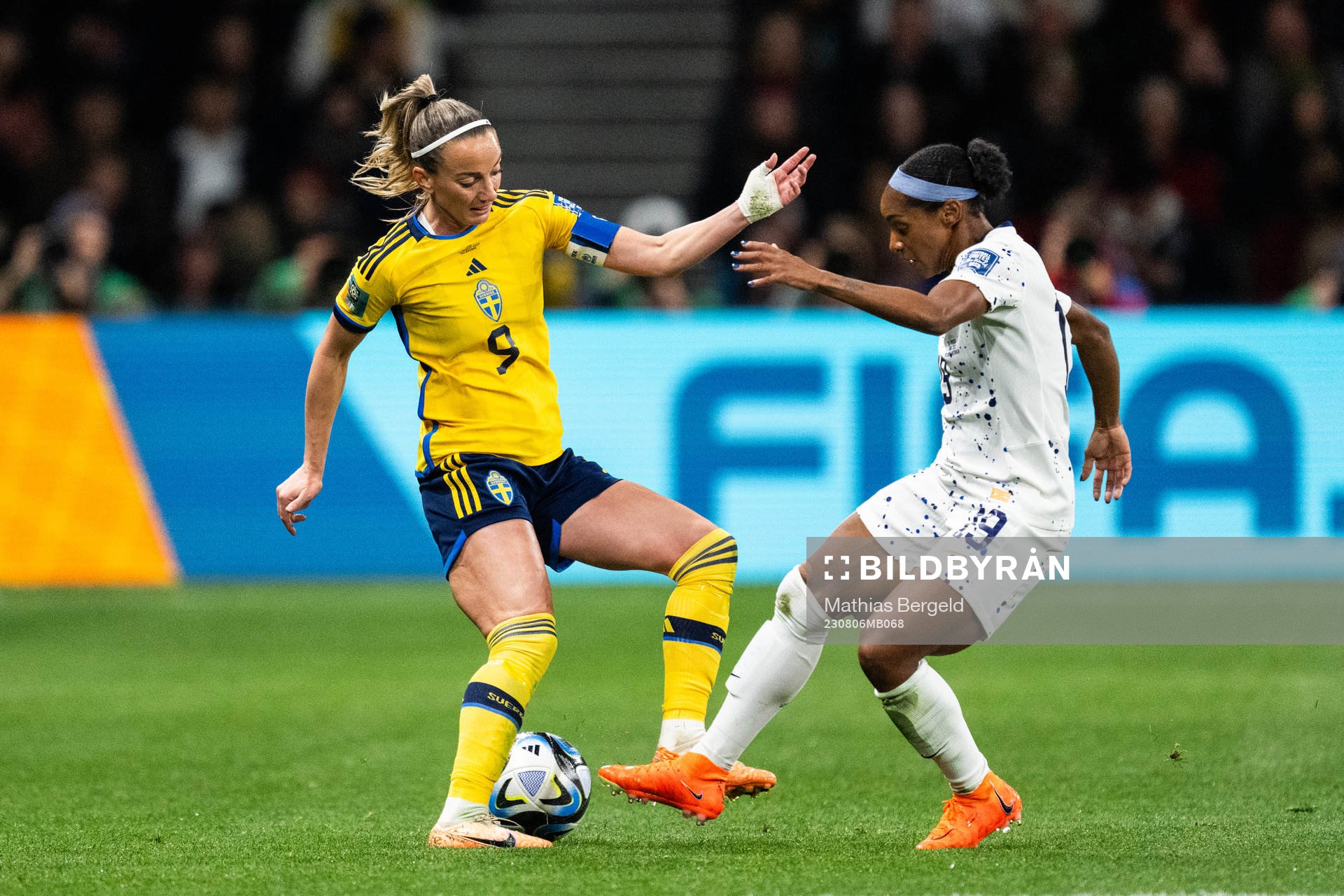 Kosovare Asllani of Sweden and Crystal Dunn of USA