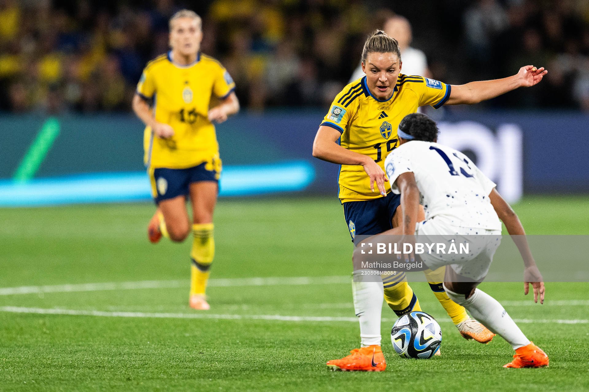 Johanna Rytting Kaneryd of Sweden and Crystal Dunn of USA