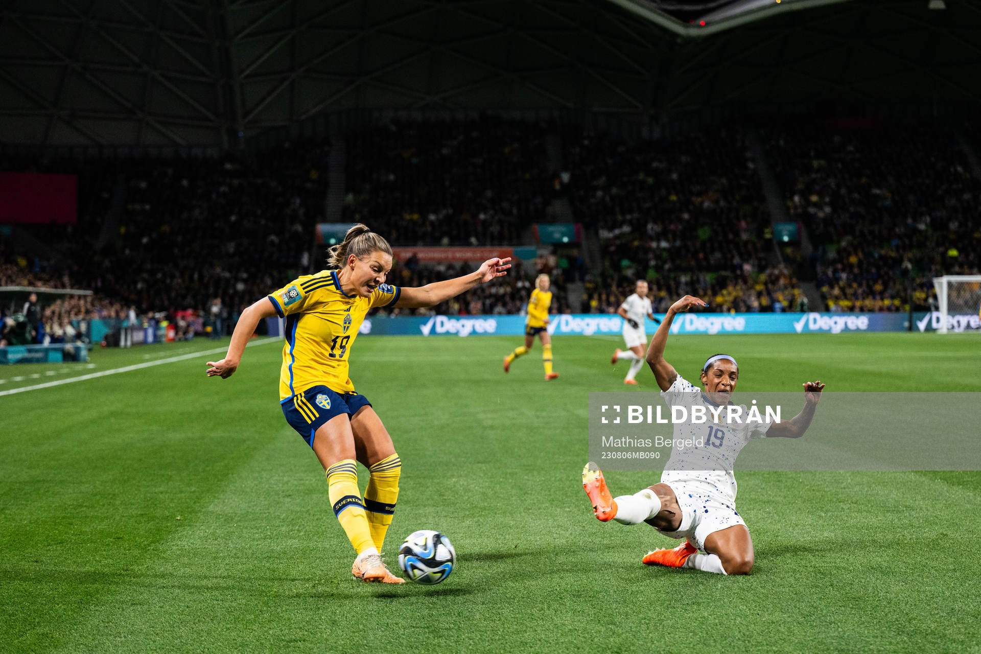 Johanna Rytting Kaneryd of Sweden and Crystal Dunn of USA