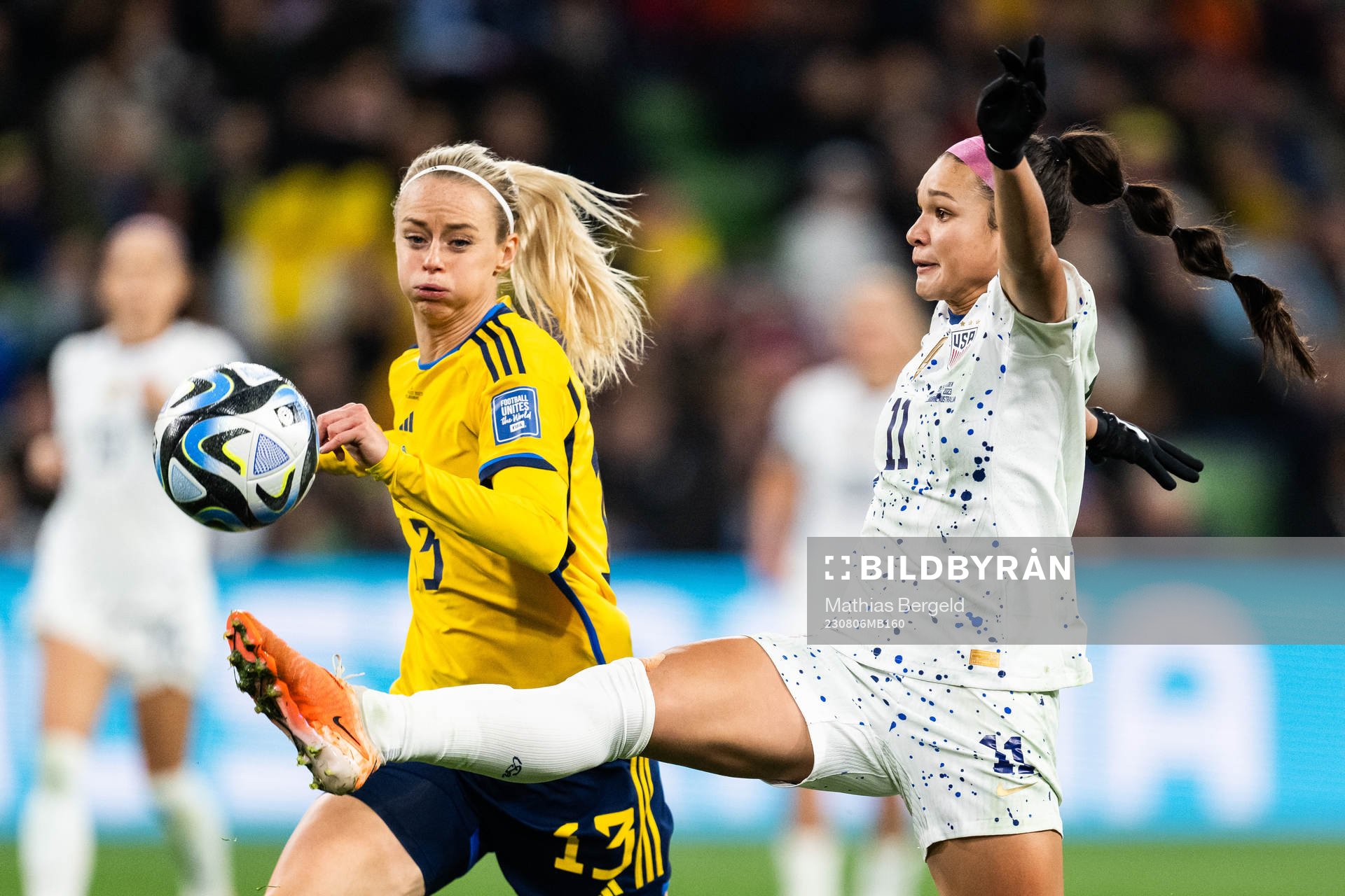 Amanda Ilestedt of Sweden and Sophia Smith of USA during the FIFA Women's World Cup round of 16 football match between Sweden and USA on August 6, 2023 in Melbourne.