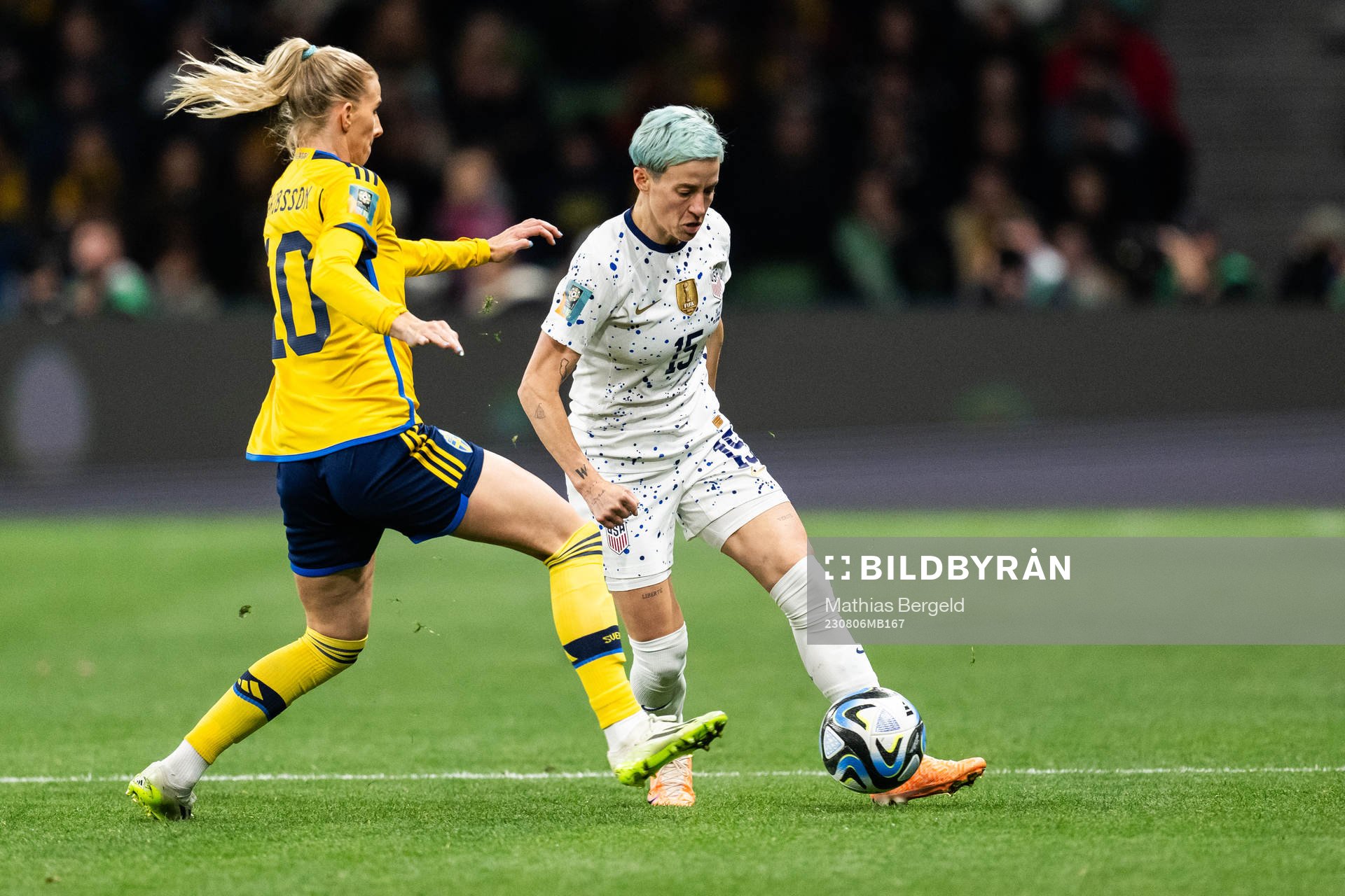 Sofia Jakobsson of Sweden and Megan Rapinoe of USA during the FIFA Women's World Cup round of 16 football match between Sweden and USA on August 6, 2023 in Melbourne.