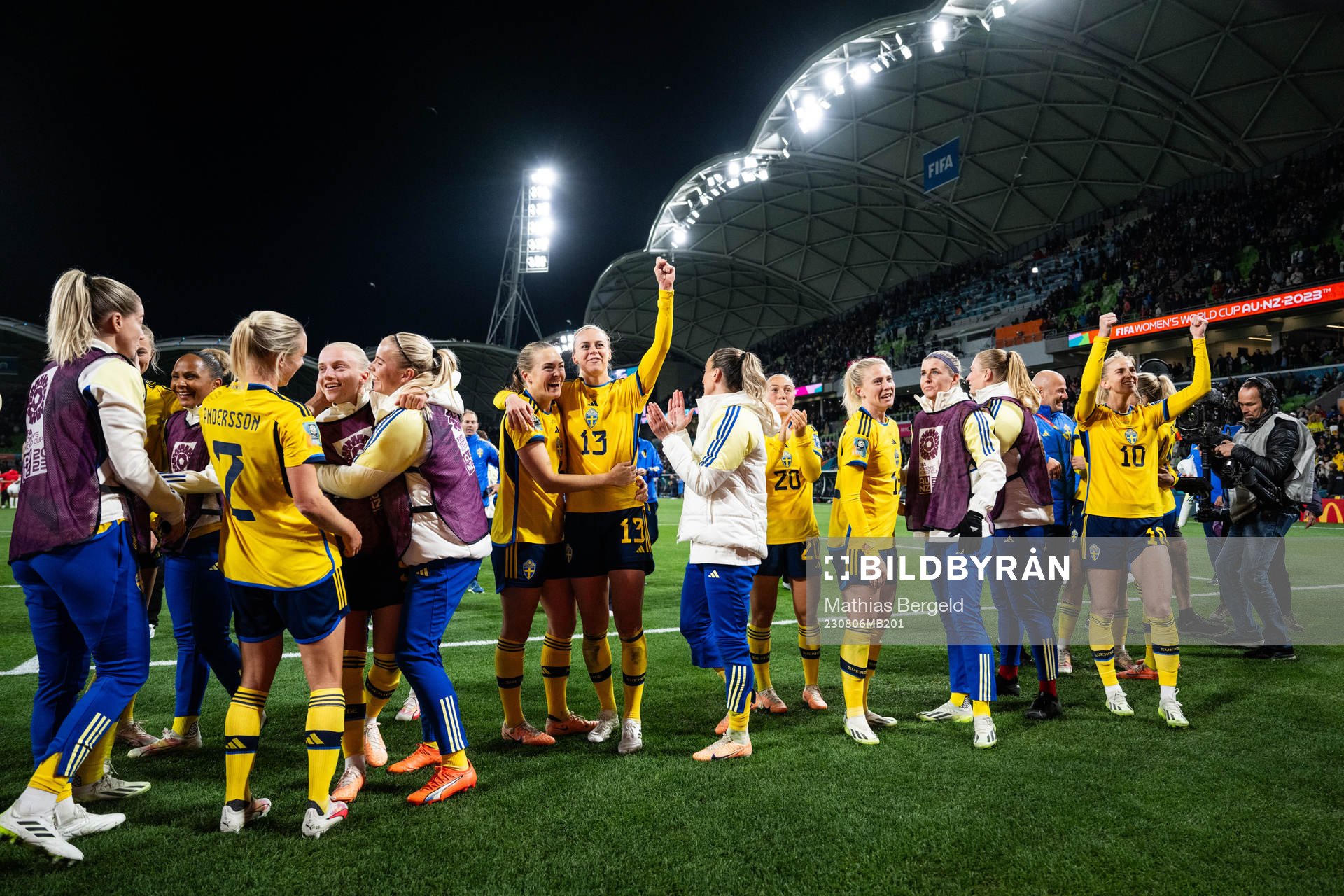 Players of Sweden celebrate after the FIFA Women's World Cup round of 16 football match between Sweden and USA on August 6, 2023 in Melbourne.