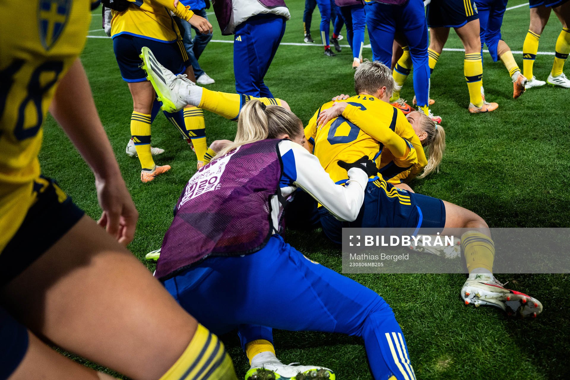 Lina Hurtig of Sweden celebrate with team mates