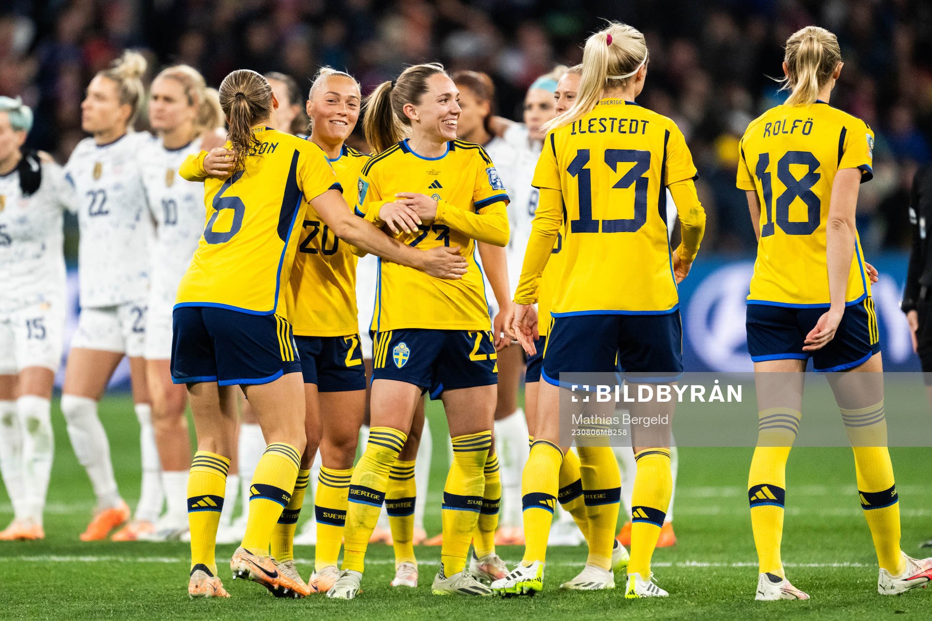 Magdalena Eriksson celebrate with team mates