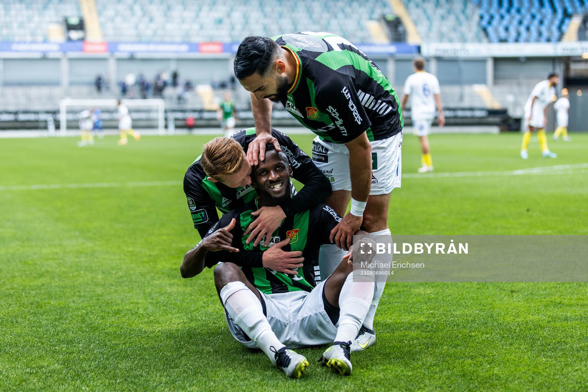 GAISs Richard Emeka Friday jublar med Julius Lindberg och