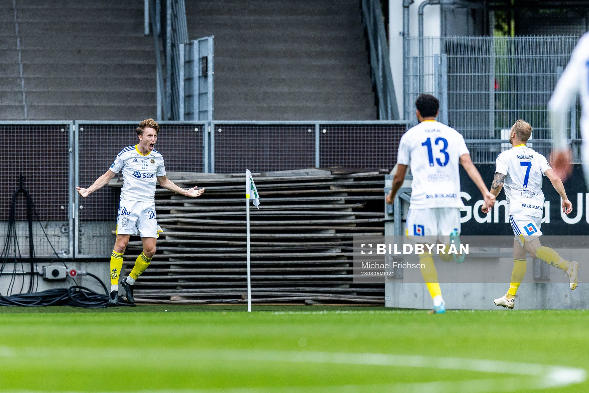 GIF Sundsvalls Marcus Burman jublar med lagkamrater