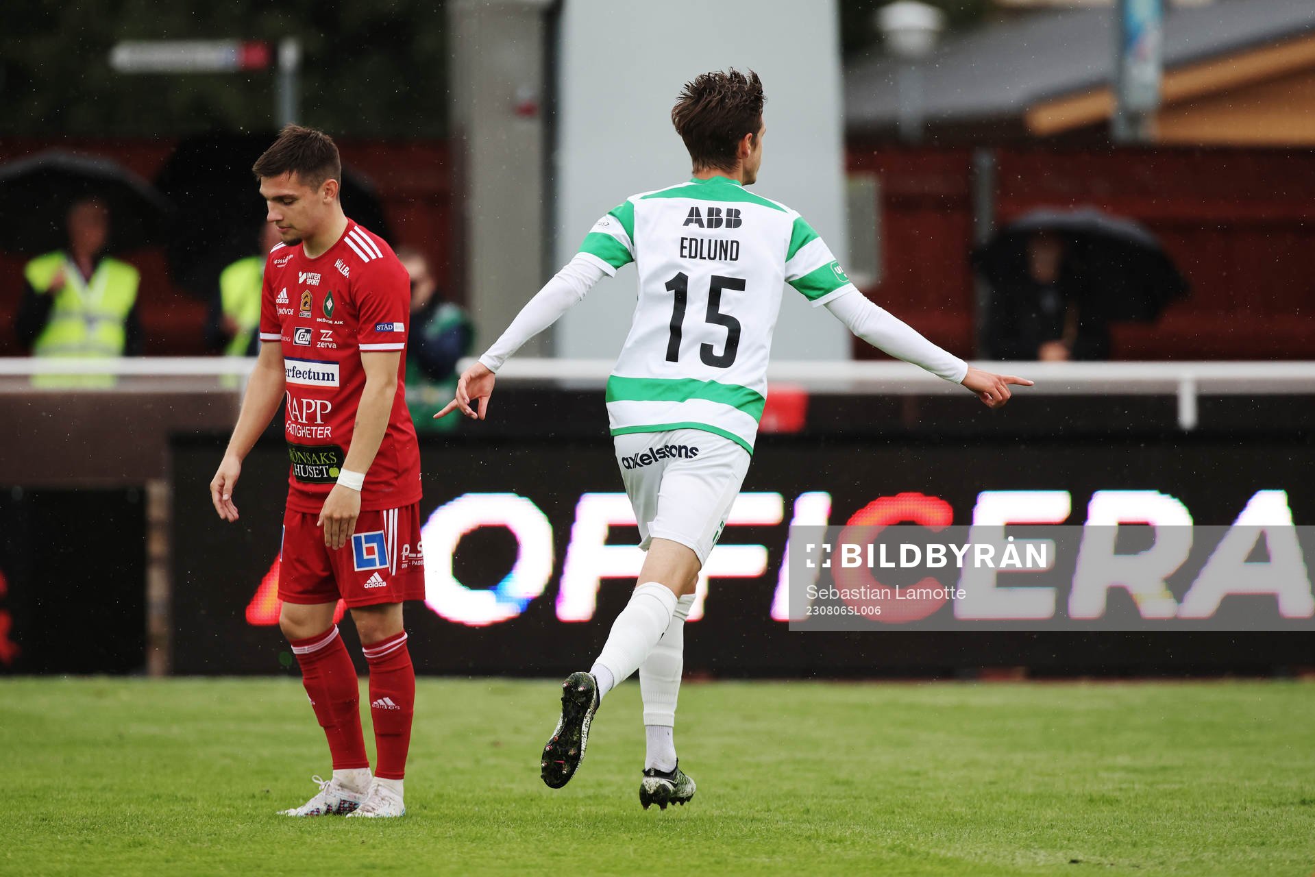 Västerås SKs Olle Edlund jublar efter 1-0 under fotbollsmatchen i Superettan mellan Skövde AIK och Västerås SK den 6 augusti 2023 i Skövde.