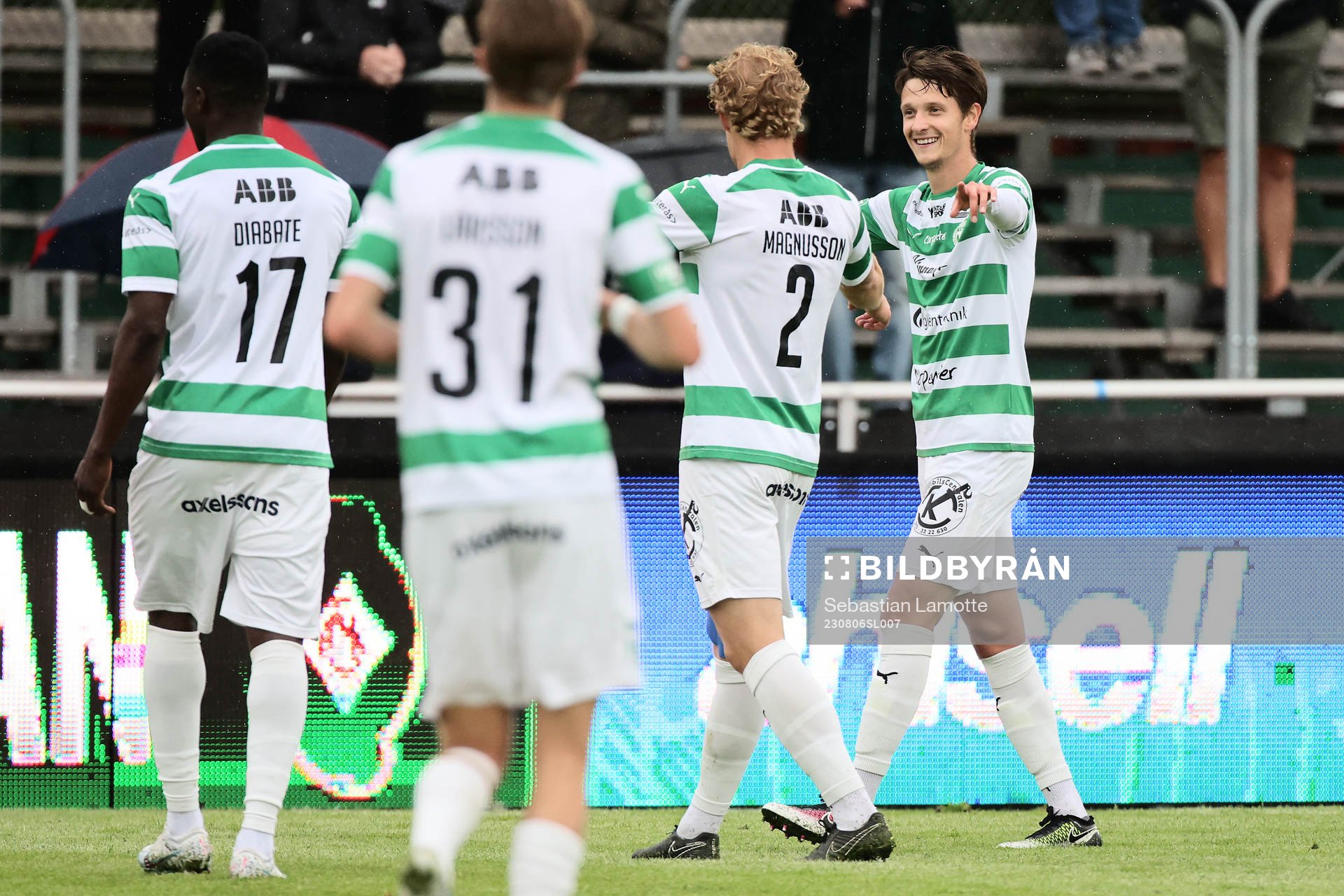 Västerås SKs Olle Edlund jublar med lagkamrater efter 0-1 under fotbollsmatchen i Superettan mellan Skövde AIK och Västerås SK den 6 augusti 2023 i Skövde.