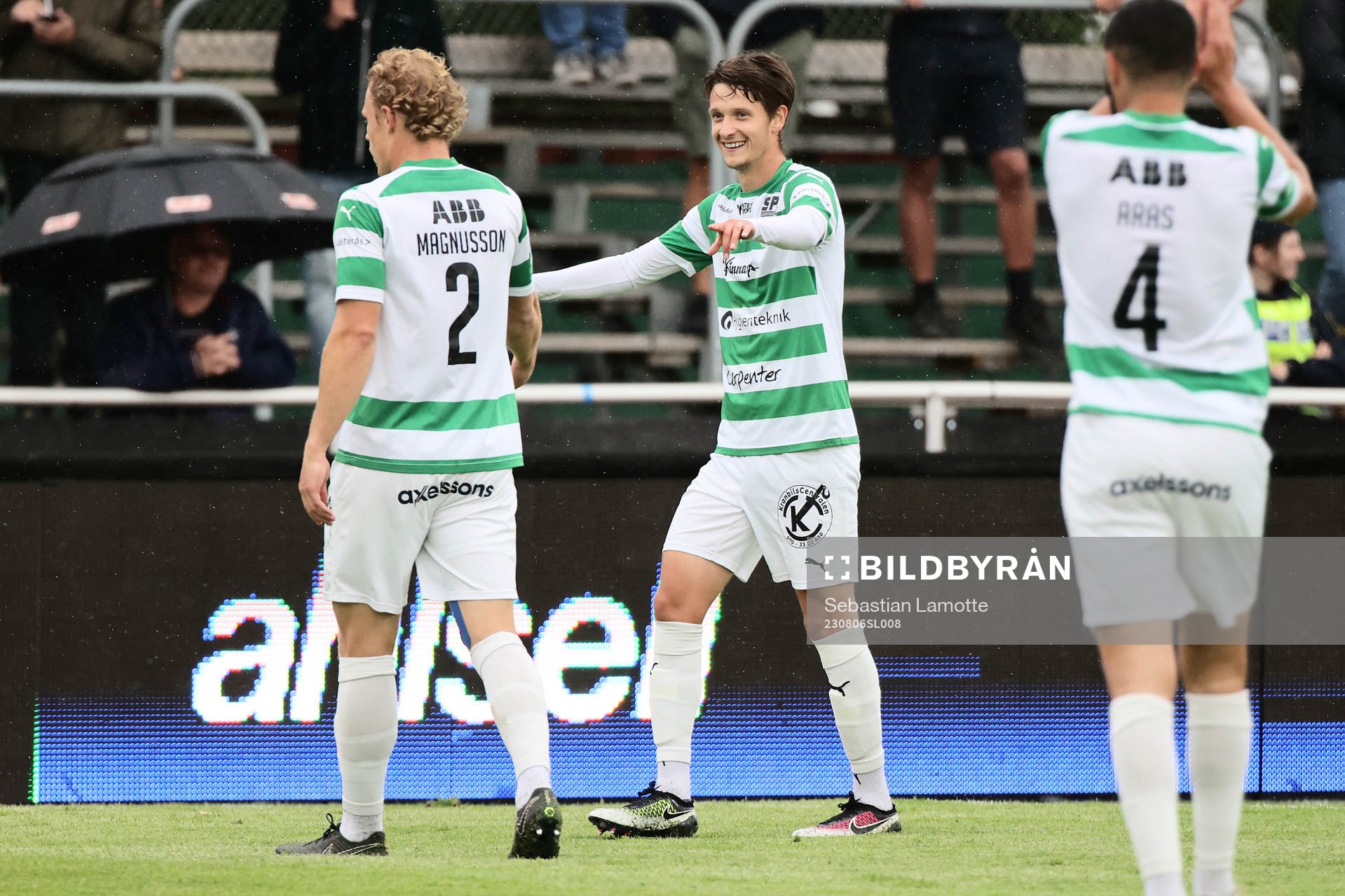 Västerås SKs Olle Edlund jublar med lagkamrater efter 0-1 under fotbollsmatchen i Superettan mellan Skövde AIK och Västerås SK den 6 augusti 2023 i Skövde.