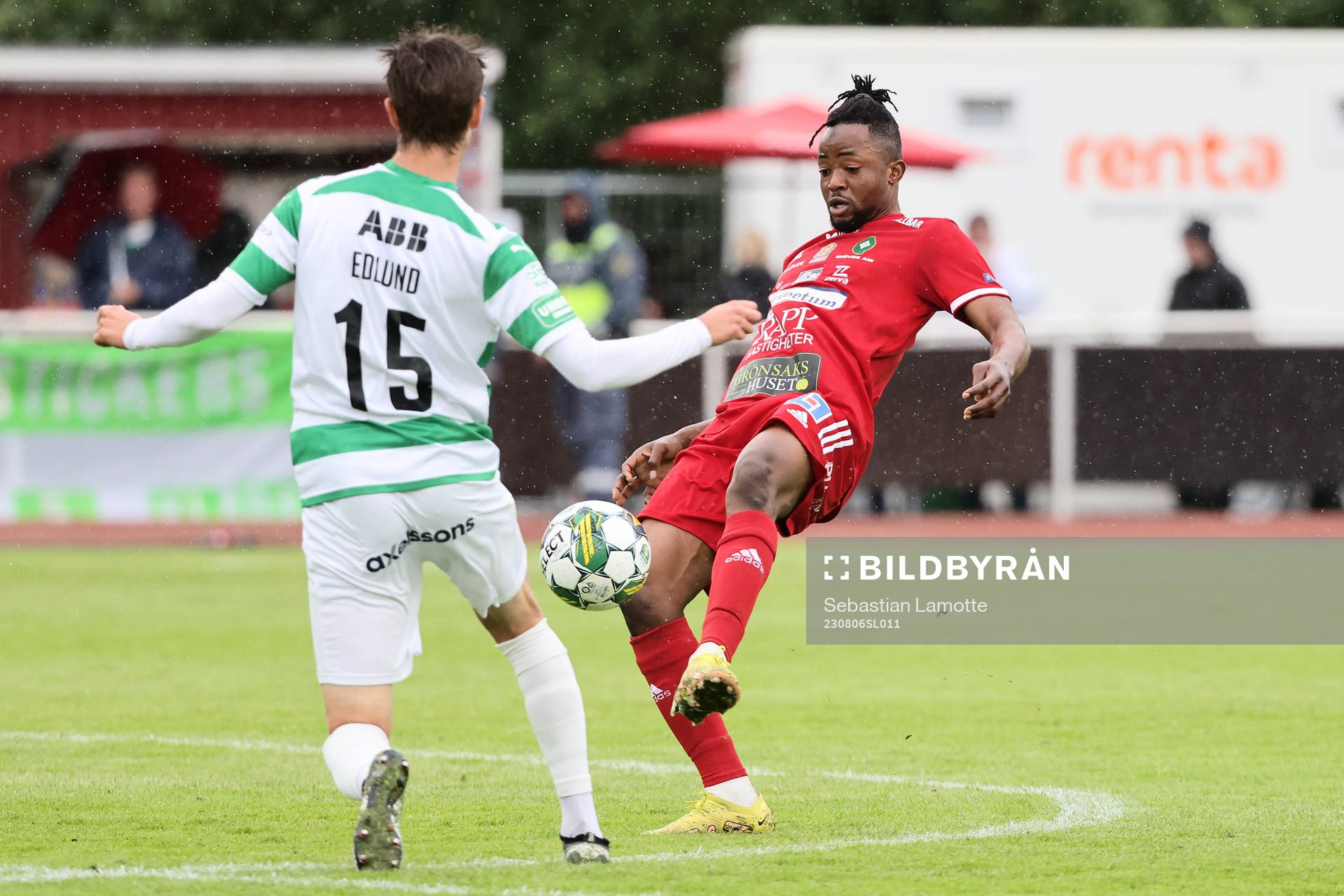 Skövde AIKs Azeez Temitope Yusuf och Västerås SKs Olle