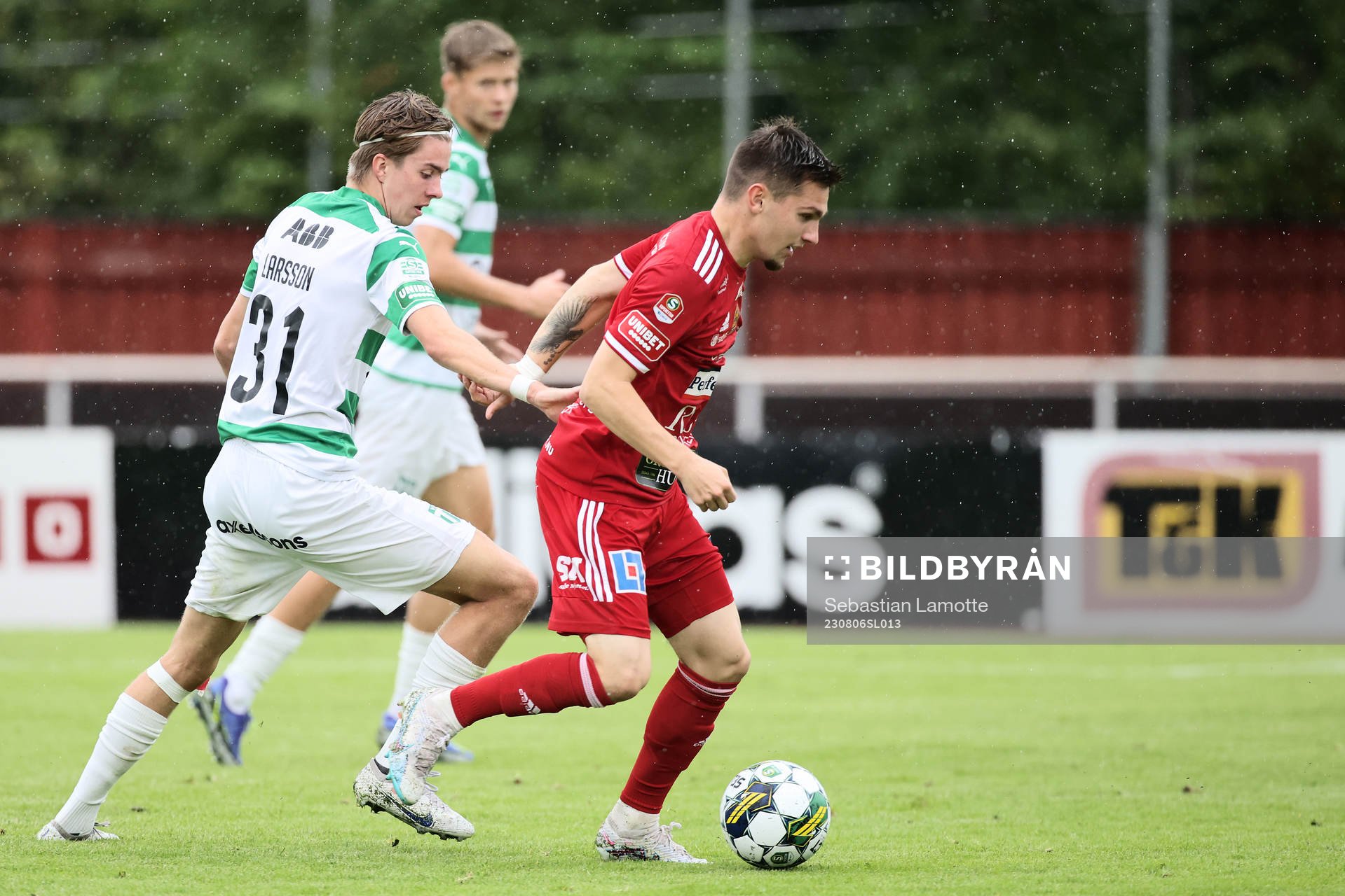 Skövde AIKs Isak Bjerkebo och Västerås SKs Max Larsson